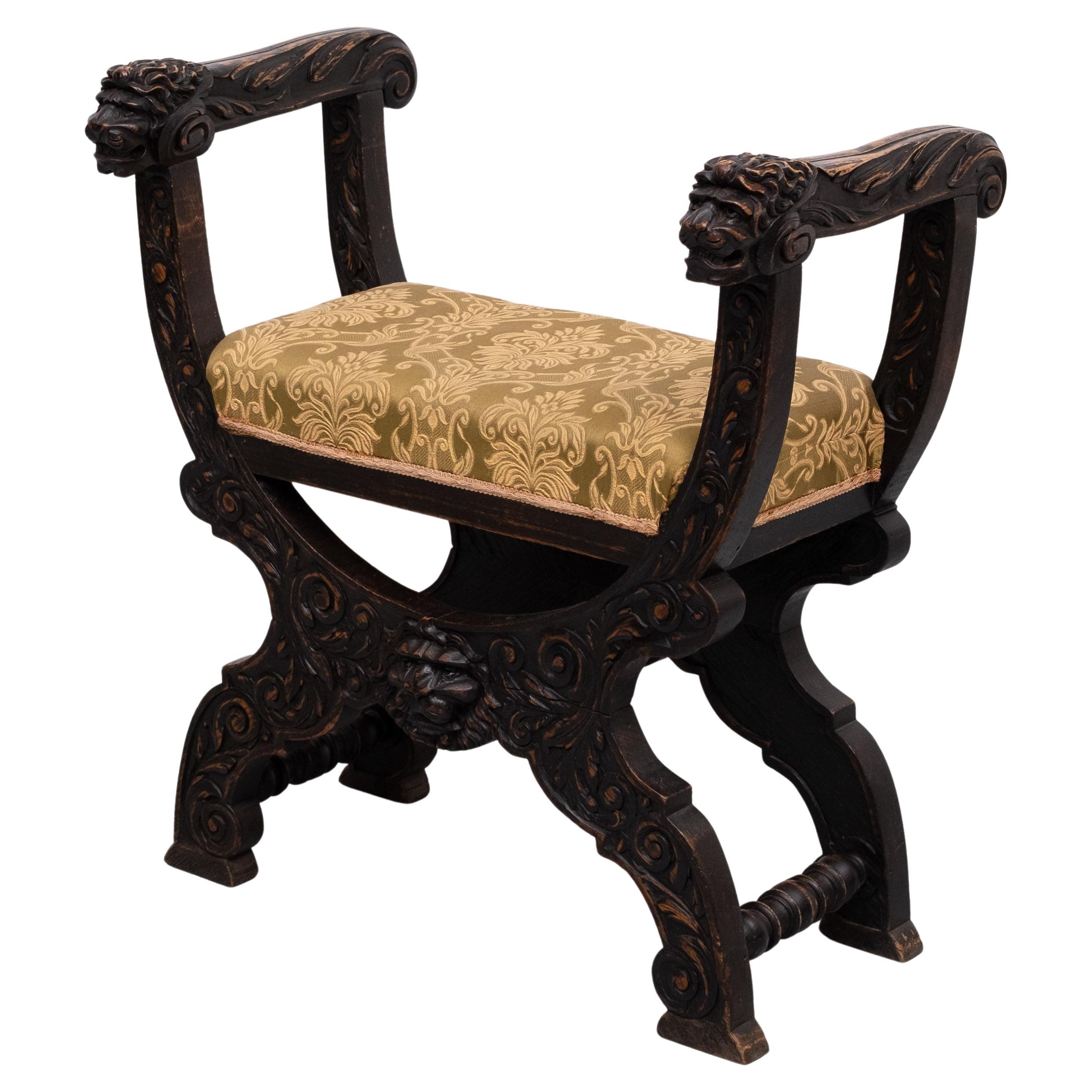 Belle et unique  Tabouret Victorien . Très bien sculpté à la main  Têtes de lions . 
Superbe patine . 19 siècle Hollande  . Bon état .
La sellerie est en état d'usage. 