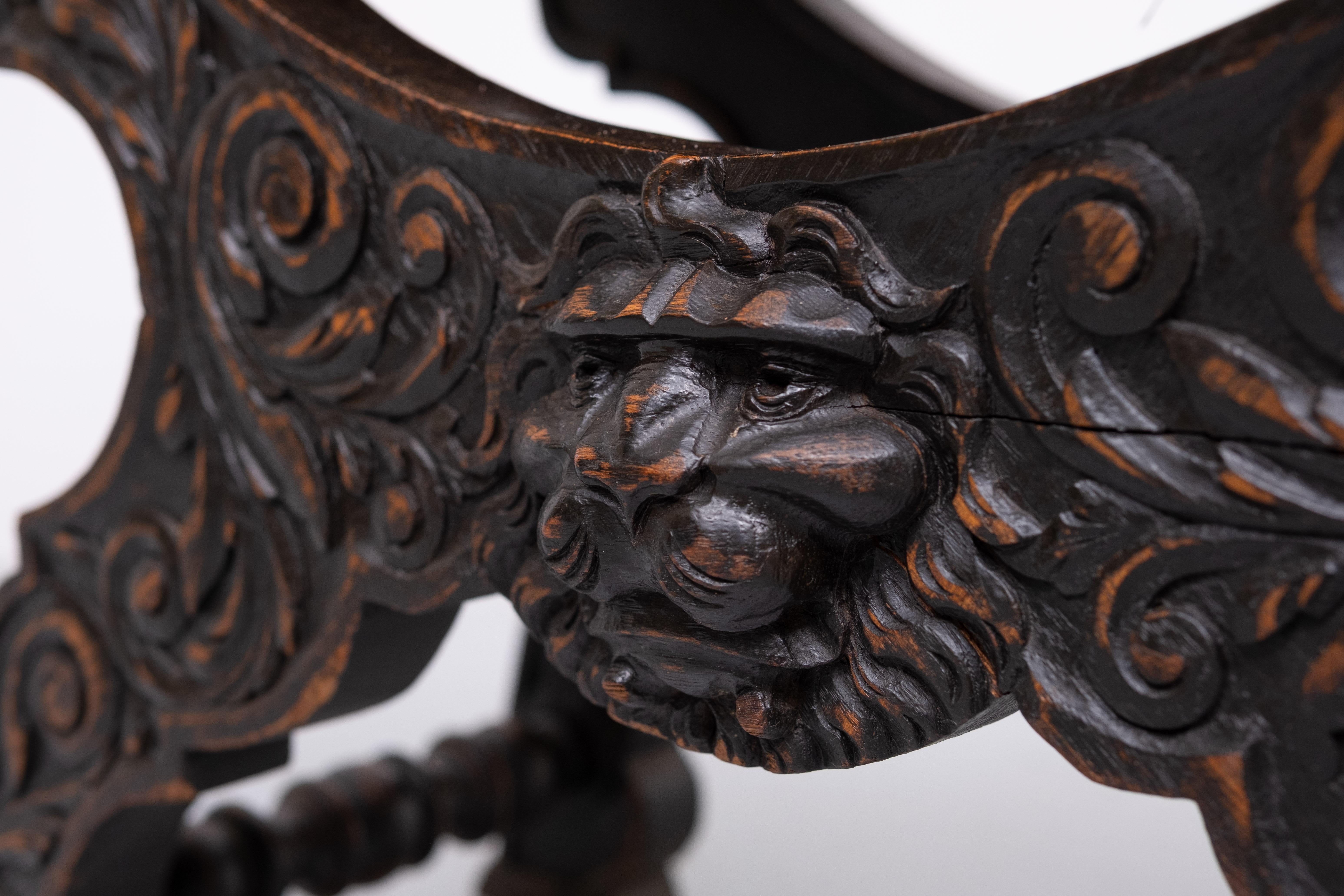 Chêne Tabouret Lions ancien sculpté à la main  Hollandais en vente
