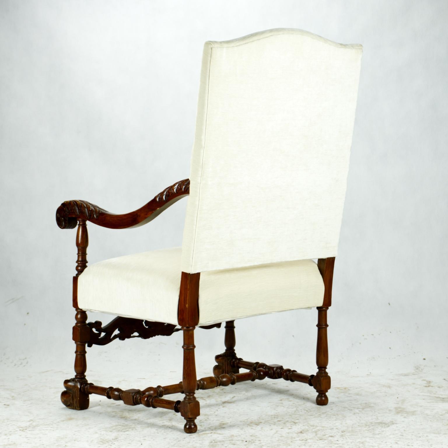 Européen Ancien fauteuil à dossier haut Louis XIII sculpté à la main, 19ème siècle en vente