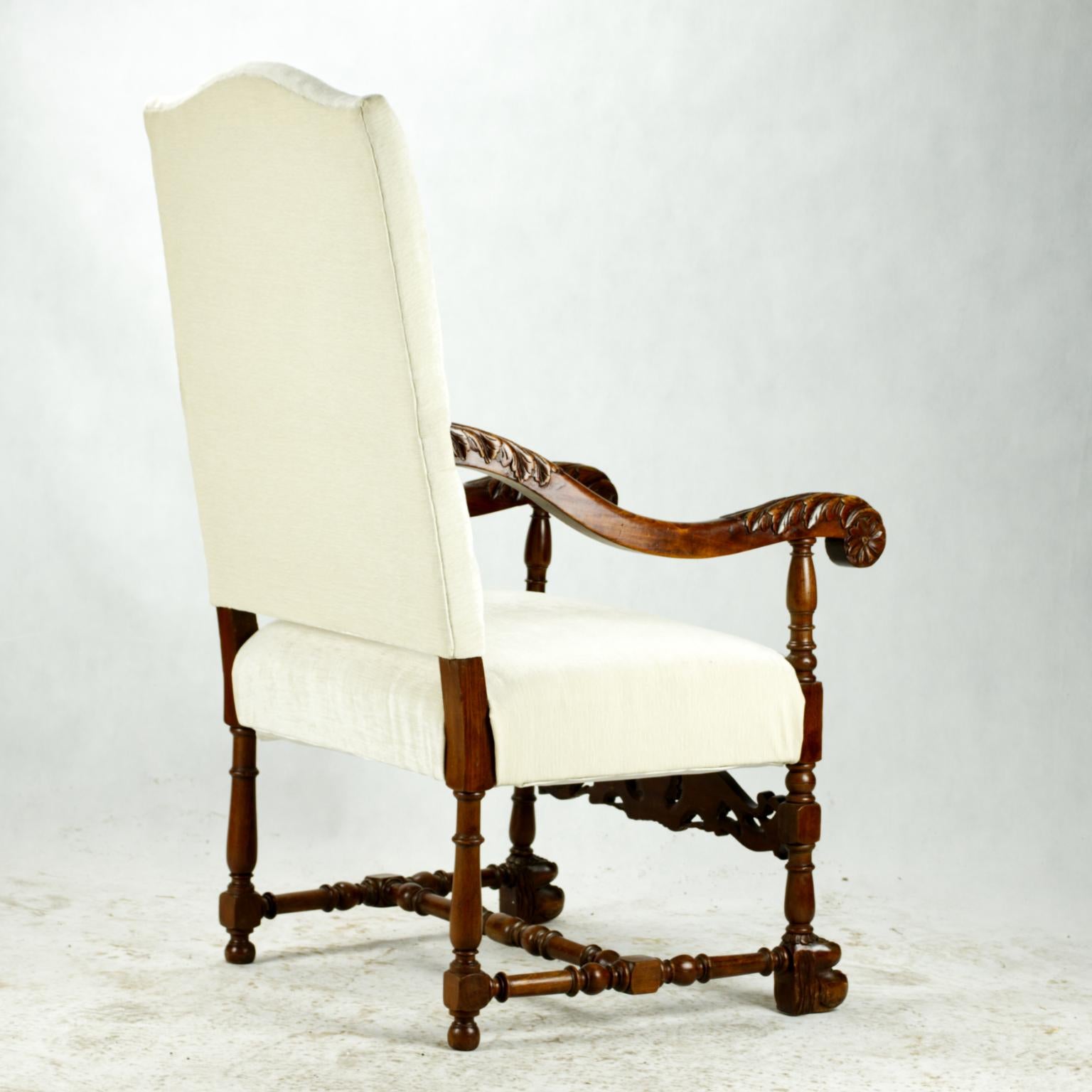 Ancien fauteuil à dossier haut Louis XIII sculpté à la main, 19ème siècle Bon état - En vente à Lucenec, SK