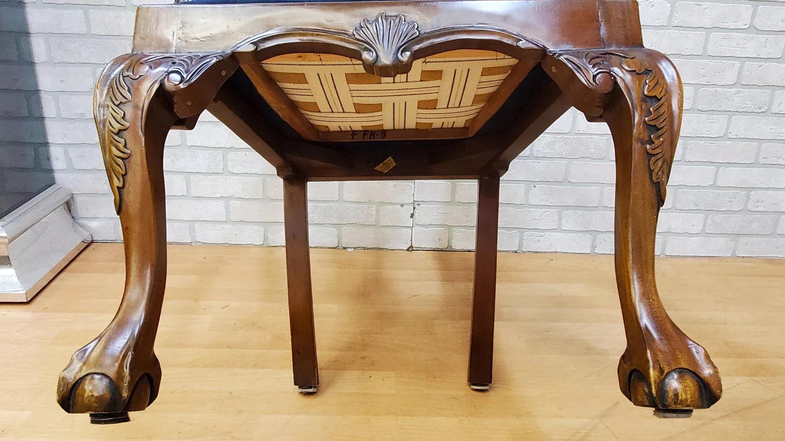 Tissu d'ameublement Chaises de salle à manger Chippendale anciennes en acajou sculpté à la main avec griffes d'aigle - lot de 6 en vente