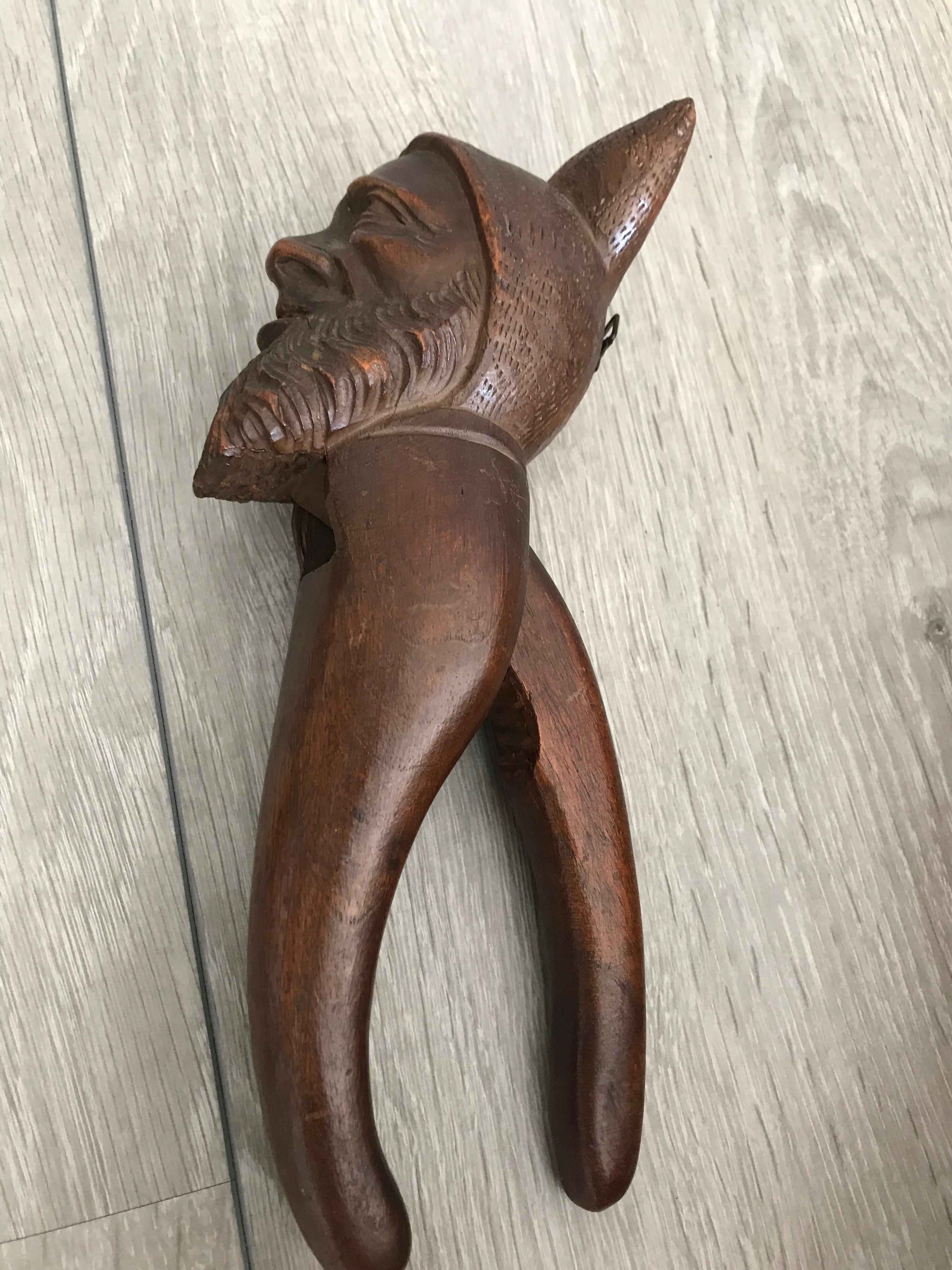 Antike Hand geschnitzt und Mint Condition Black Forest Gnome Skulptur Nussknacker im Angebot 3