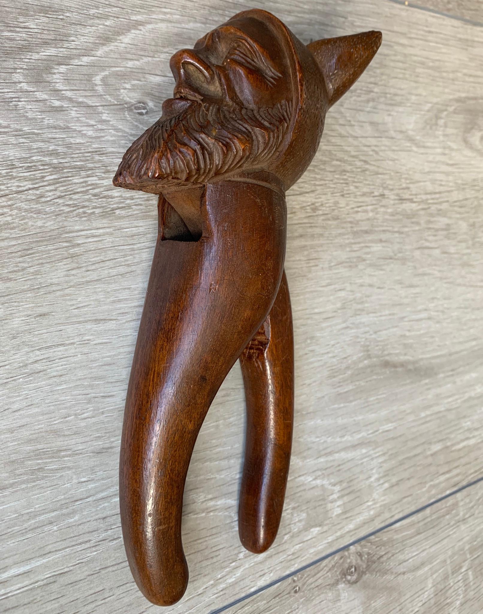 Antike Hand geschnitzt und Mint Condition Black Forest Gnome Skulptur Nussknacker im Angebot 4