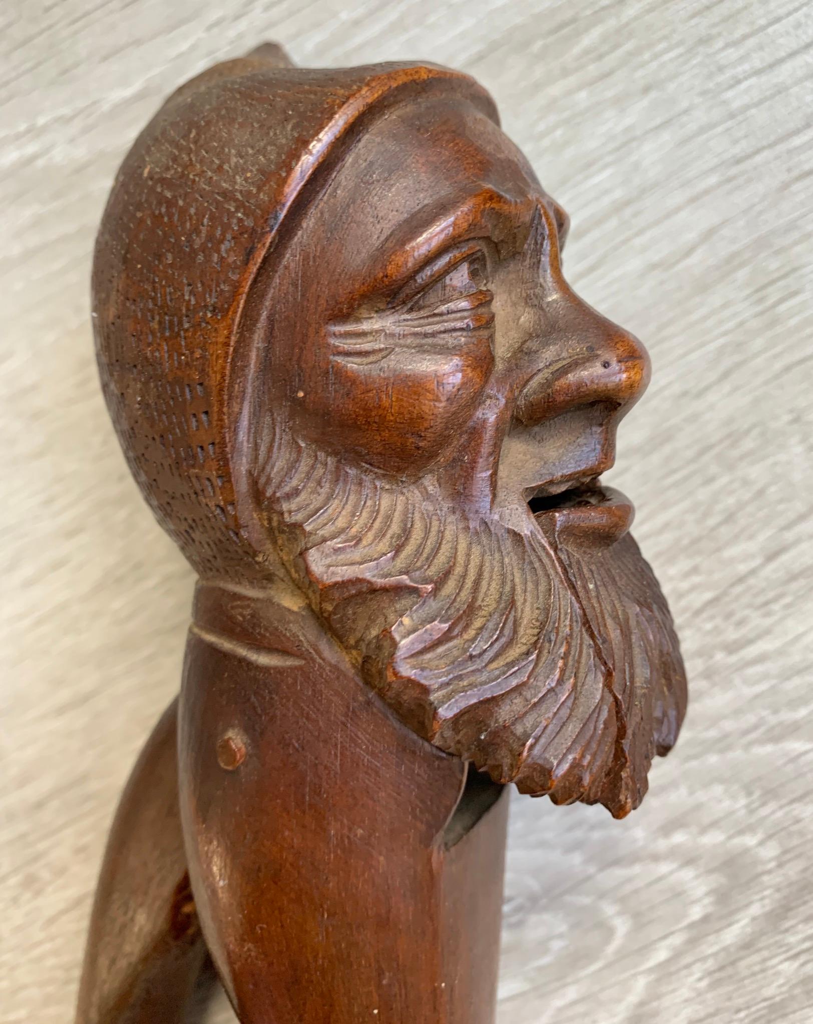 Antike Hand geschnitzt und Mint Condition Black Forest Gnome Skulptur Nussknacker im Angebot 7