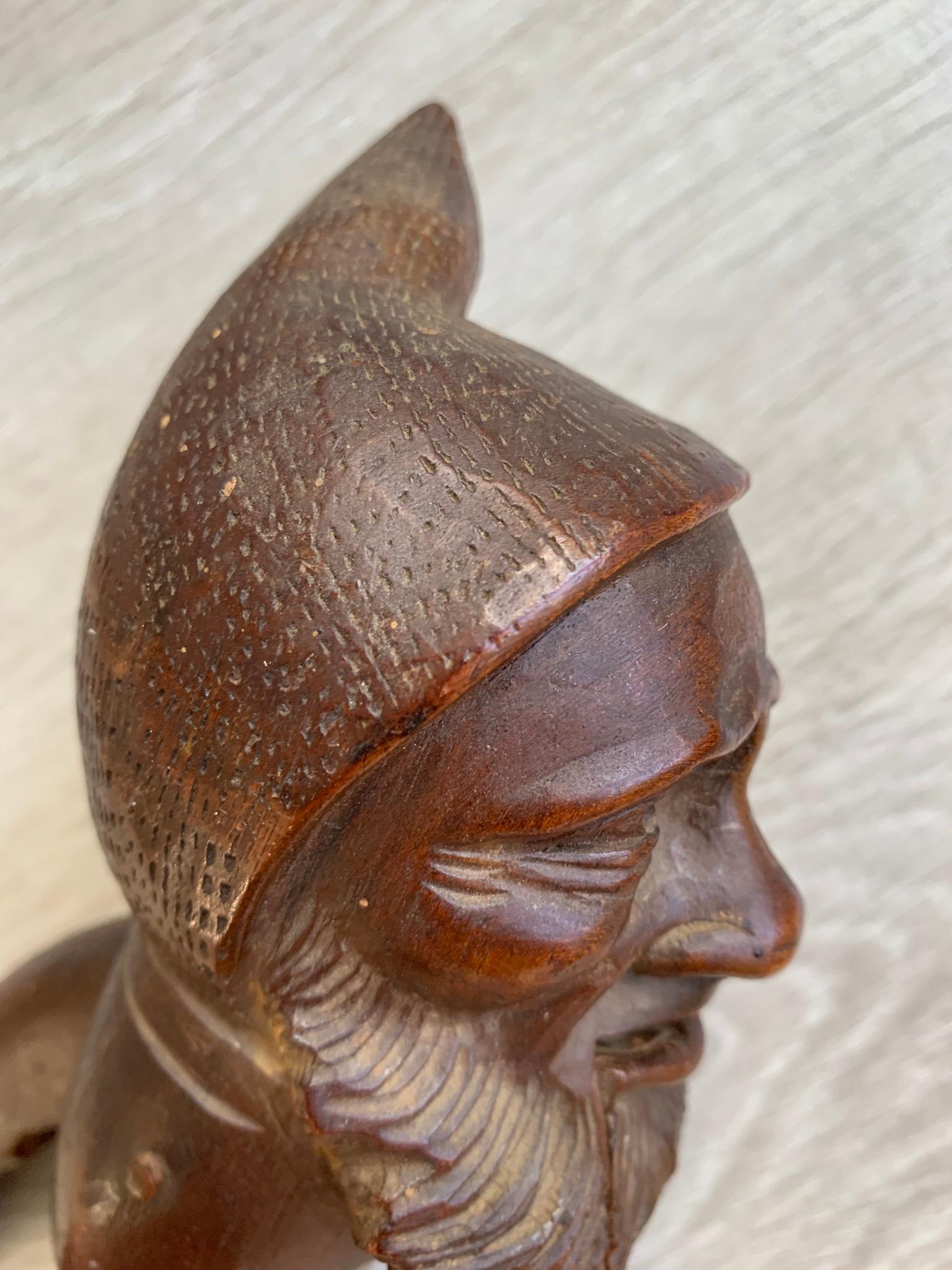 Antike Hand geschnitzt und Mint Condition Black Forest Gnome Skulptur Nussknacker im Angebot 8