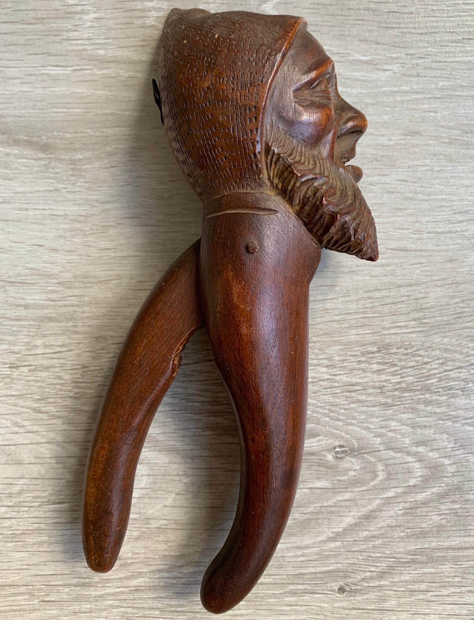 Antike Hand geschnitzt und Mint Condition Black Forest Gnome Skulptur Nussknacker (Deutsch) im Angebot