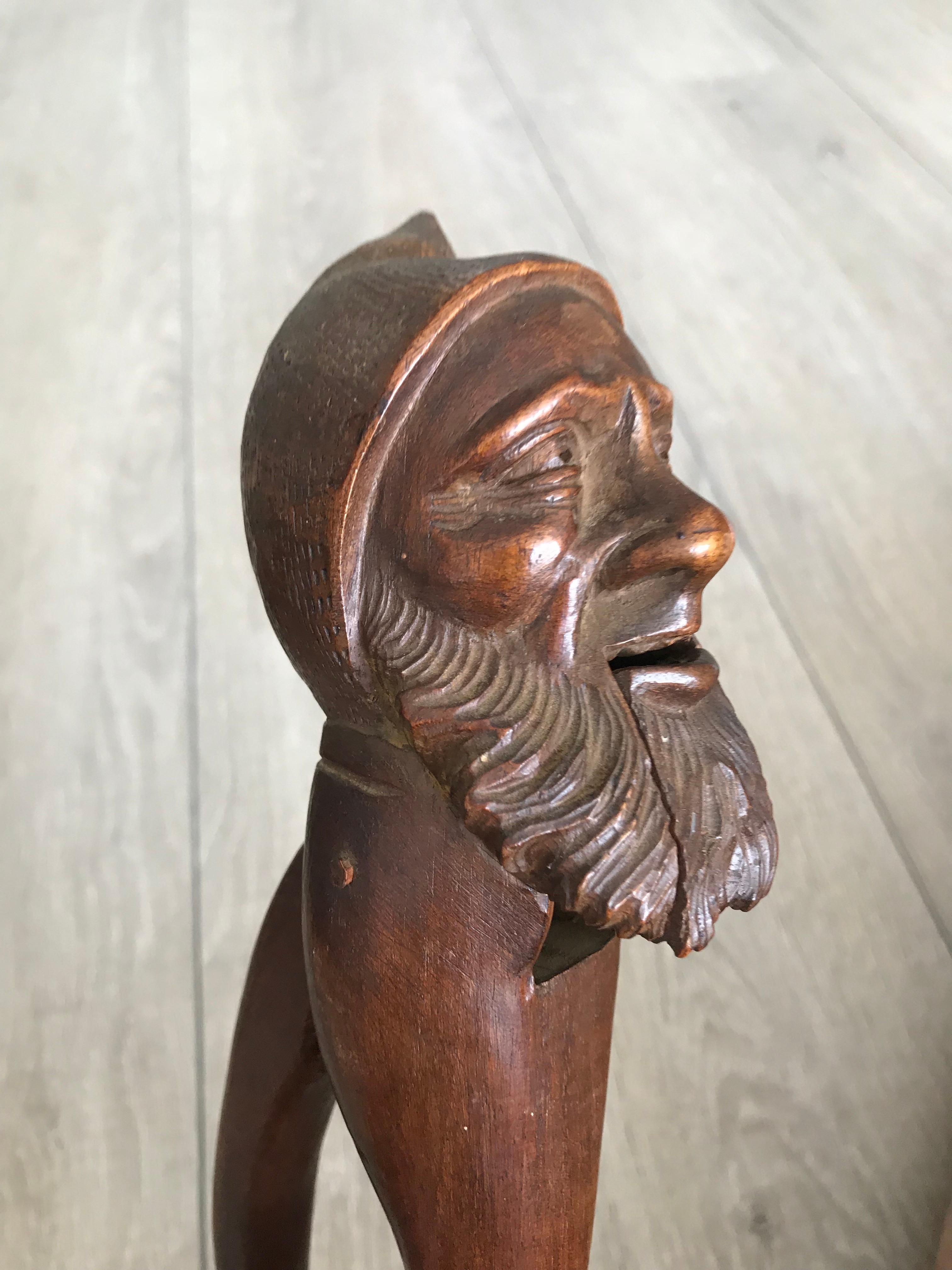 Antike Hand geschnitzt und Mint Condition Black Forest Gnome Skulptur Nussknacker (Handgeschnitzt) im Angebot
