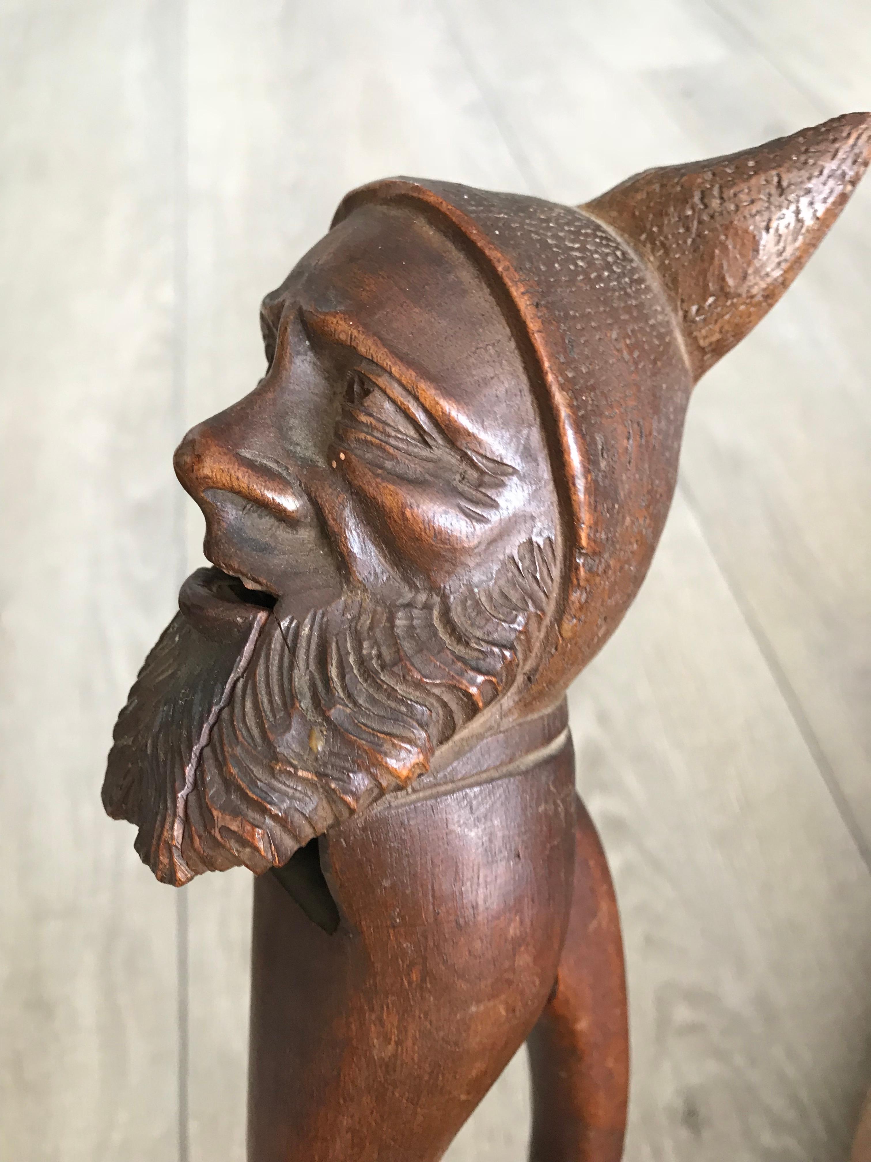 Antike Hand geschnitzt und Mint Condition Black Forest Gnome Skulptur Nussknacker (20. Jahrhundert) im Angebot