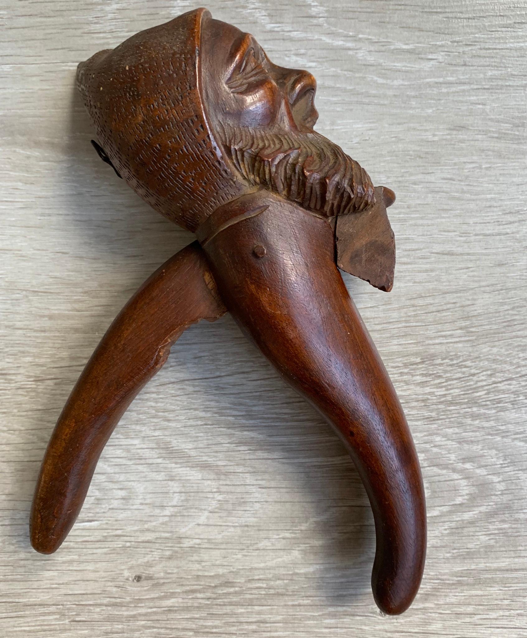 Antike Hand geschnitzt und Mint Condition Black Forest Gnome Skulptur Nussknacker (Holz) im Angebot