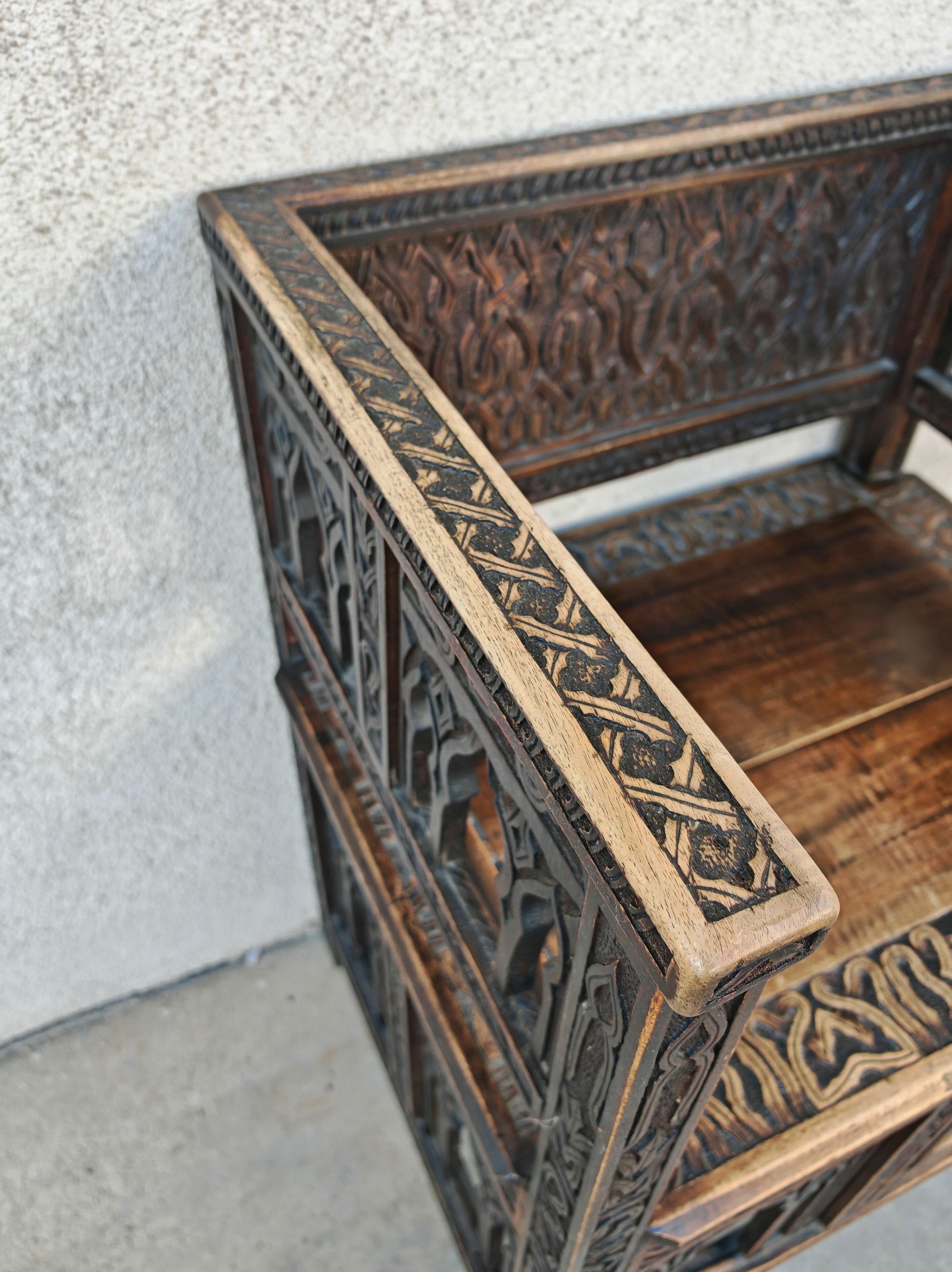 Antiguo Sillón Morisco tallado a mano en roble macizo, España S. XIX en venta 7