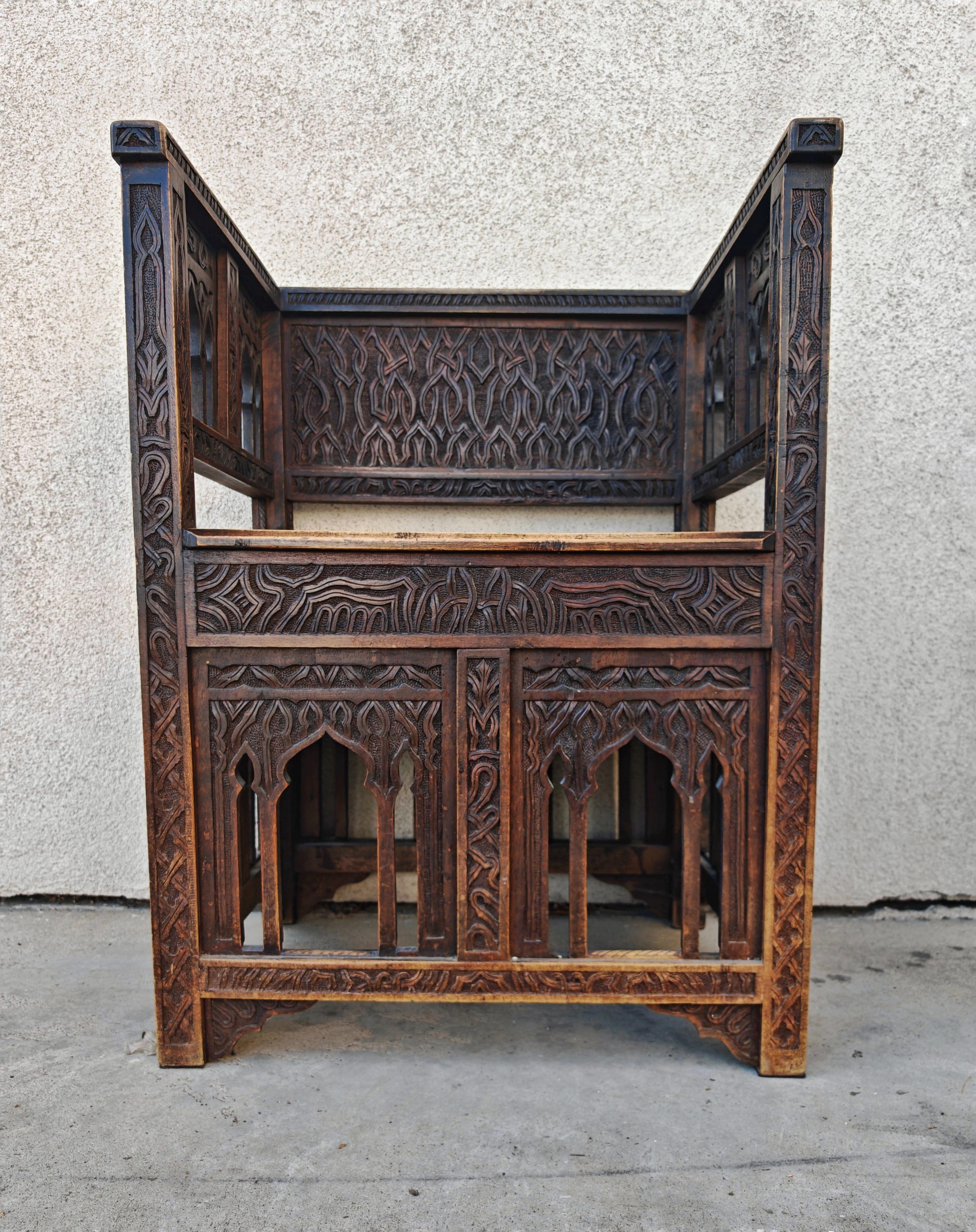 Antiguo Sillón Morisco tallado a mano en roble macizo, España S. XIX Español en venta