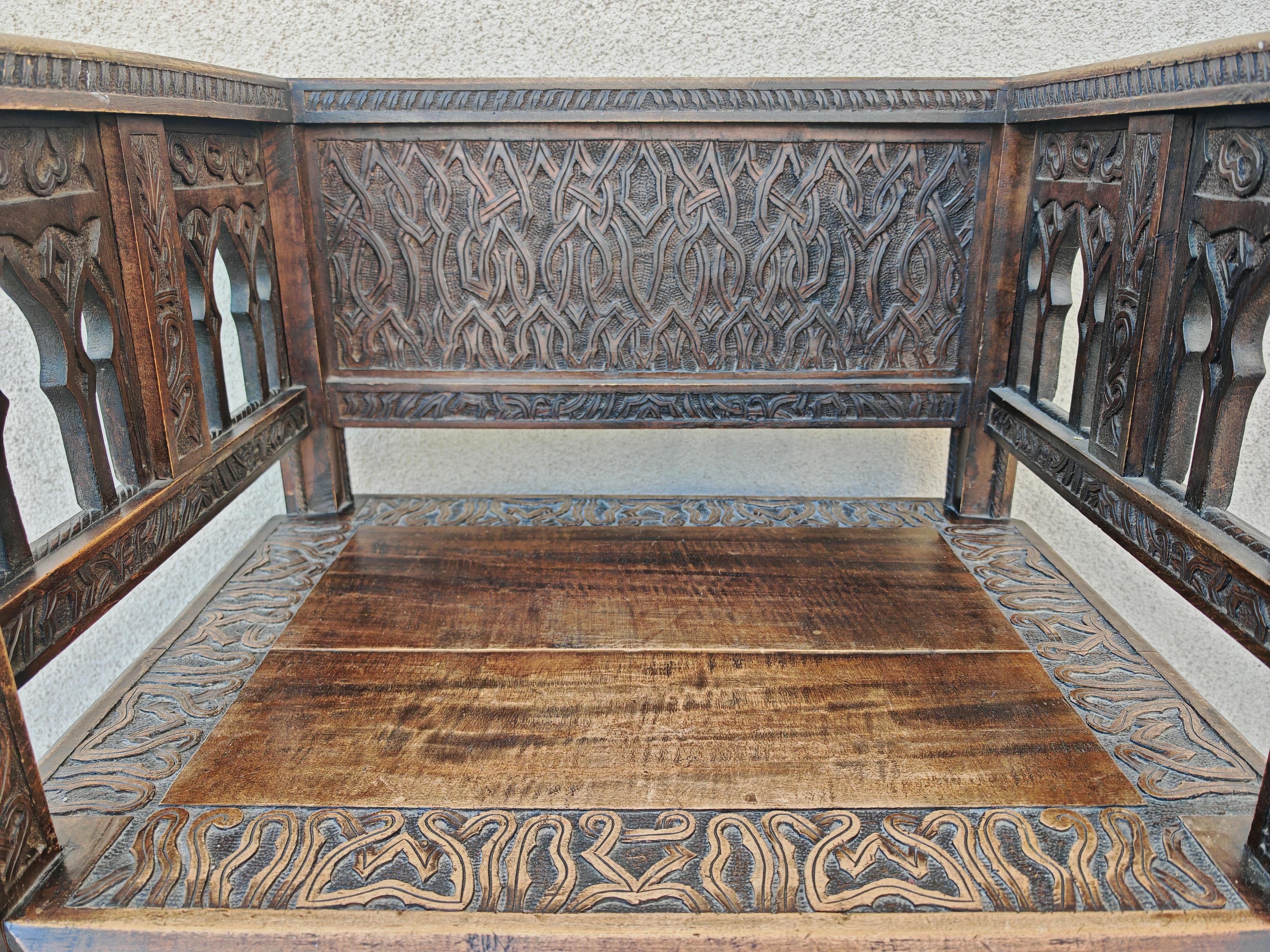 Antiguo Sillón Morisco tallado a mano en roble macizo, España S. XIX Tallado a mano en venta