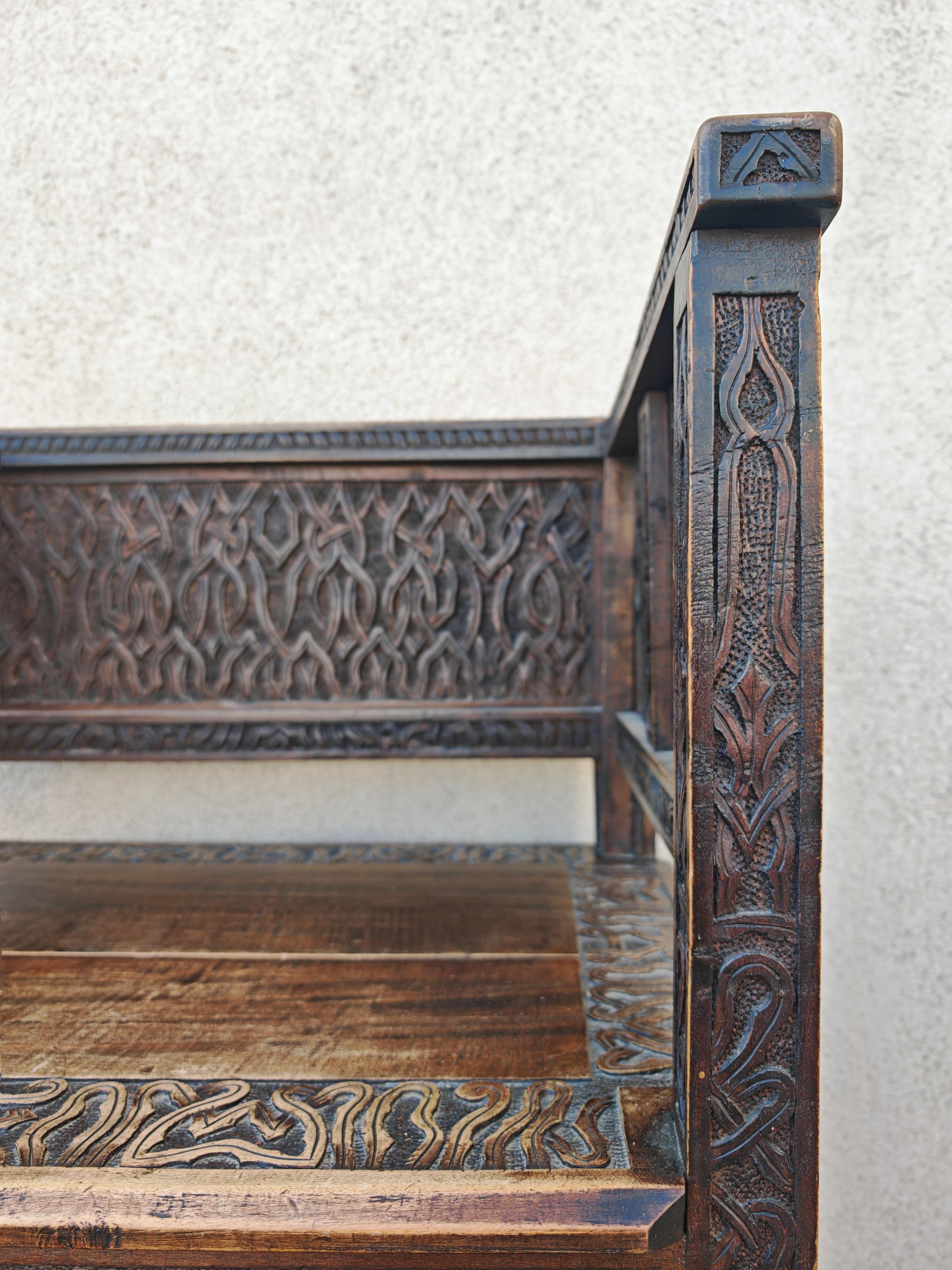 Antiguo Sillón Morisco tallado a mano en roble macizo, España S. XIX en Bueno estado para la venta en Beograd, RS