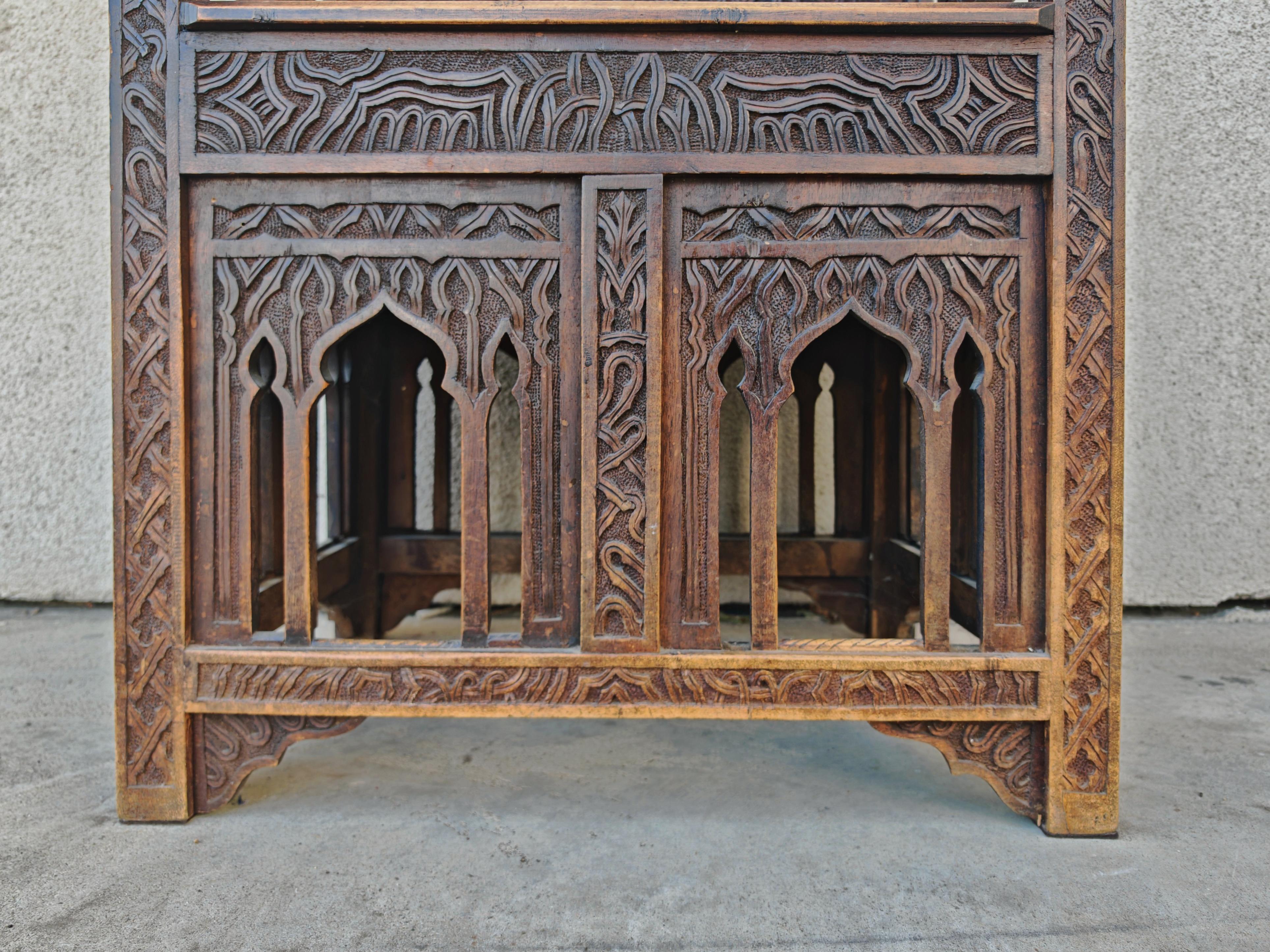 Antiguo Sillón Morisco tallado a mano en roble macizo, España S. XIX siglo XIX en venta