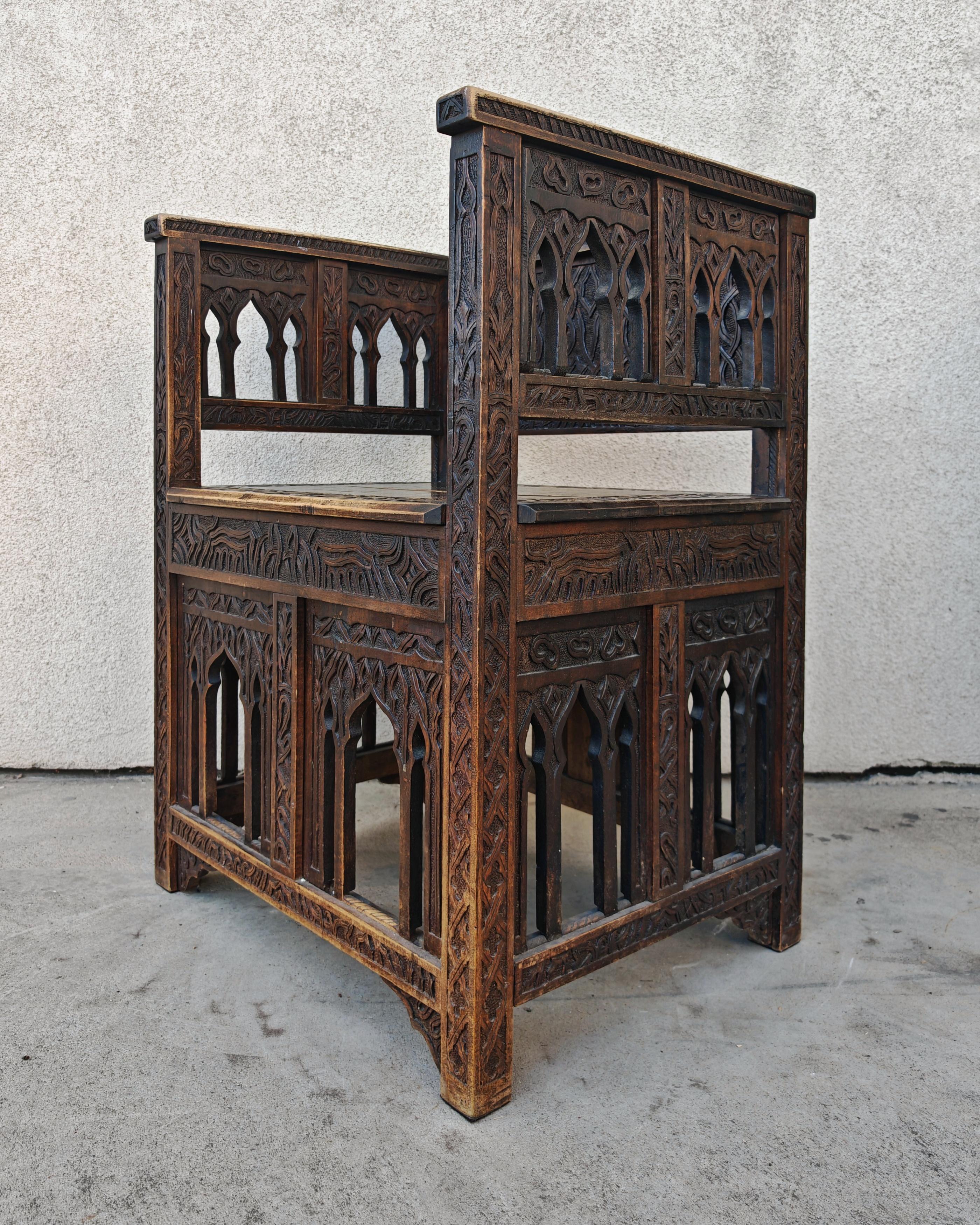 Antiguo Sillón Morisco tallado a mano en roble macizo, España S. XIX Roble en venta