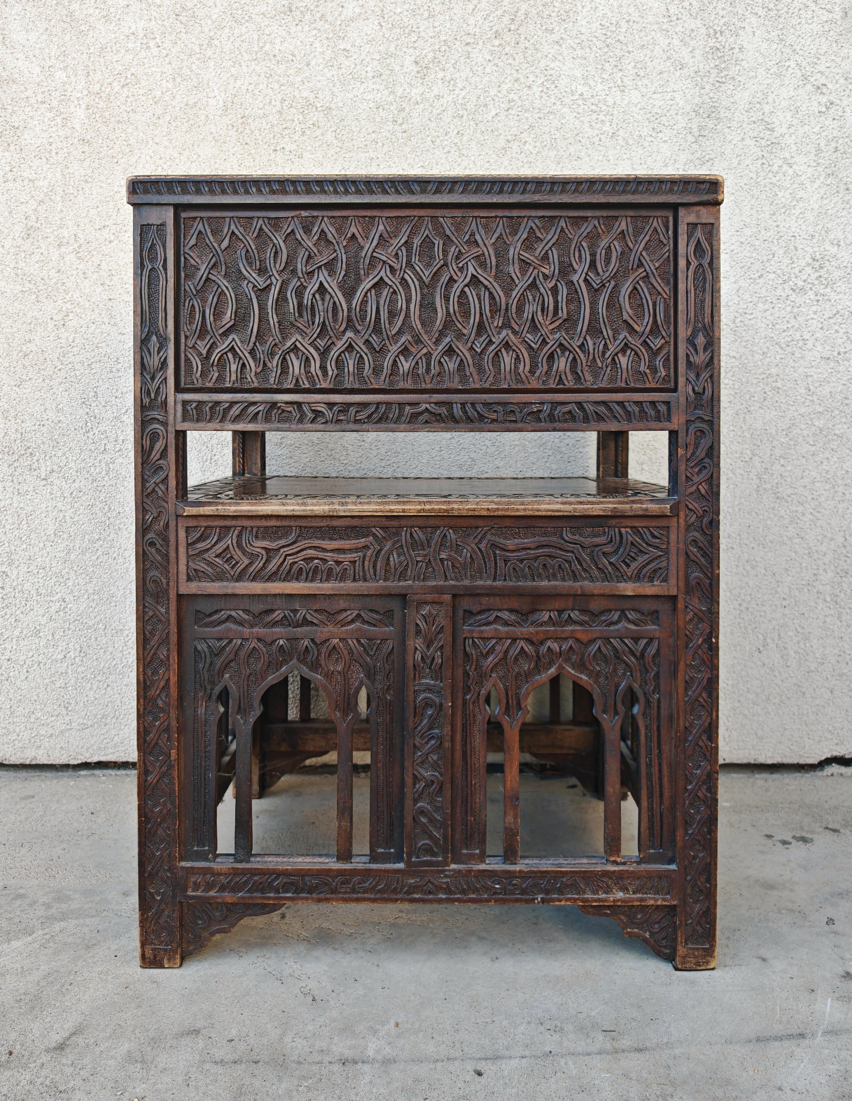 Antiguo Sillón Morisco tallado a mano en roble macizo, España S. XIX en venta 2