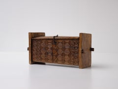 Antico cassettone Nuristani intagliato a mano