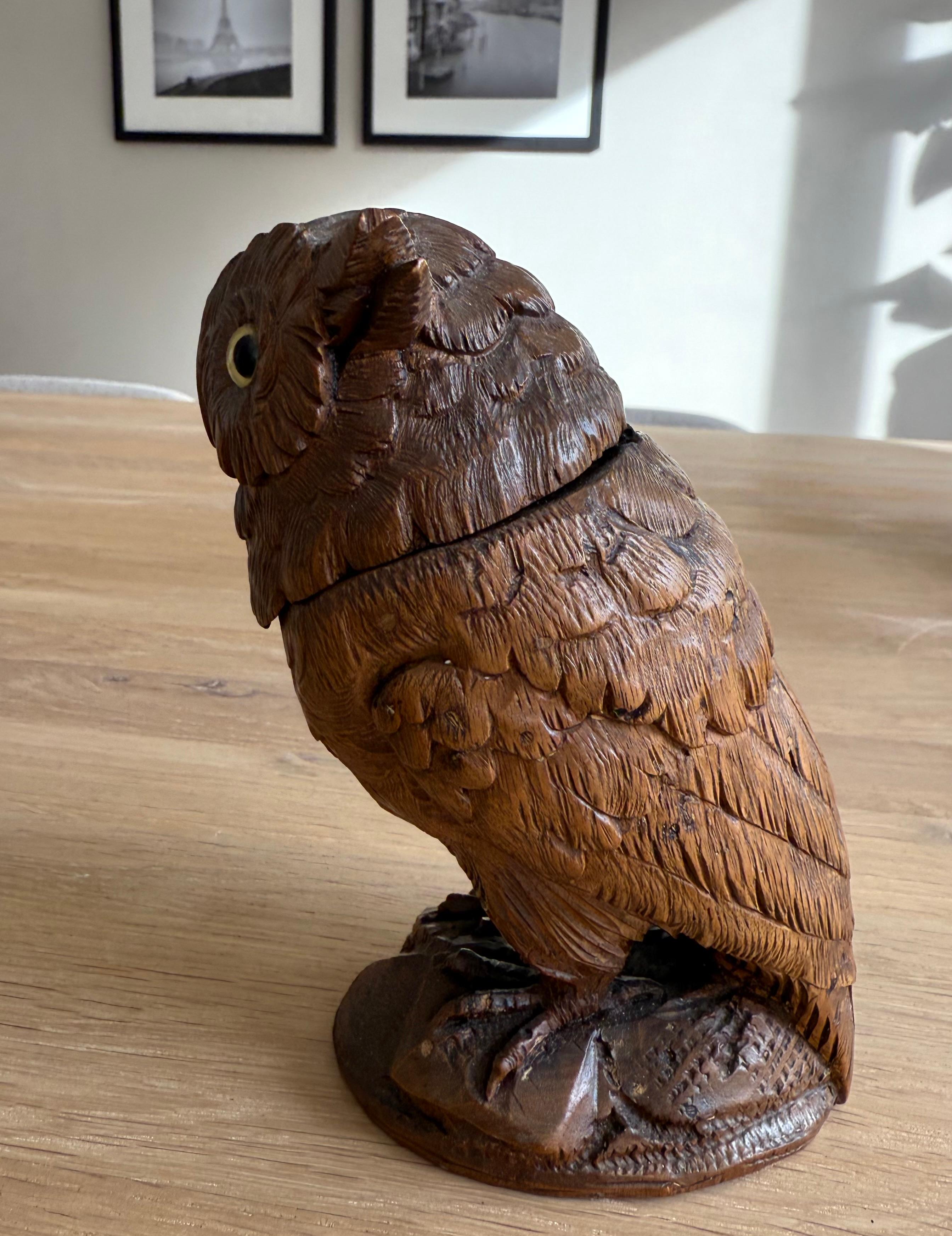 Encrier ancien en bois de noyer sculpté à la main avec des yeux en verre Pierce, vers 1900. en vente 2