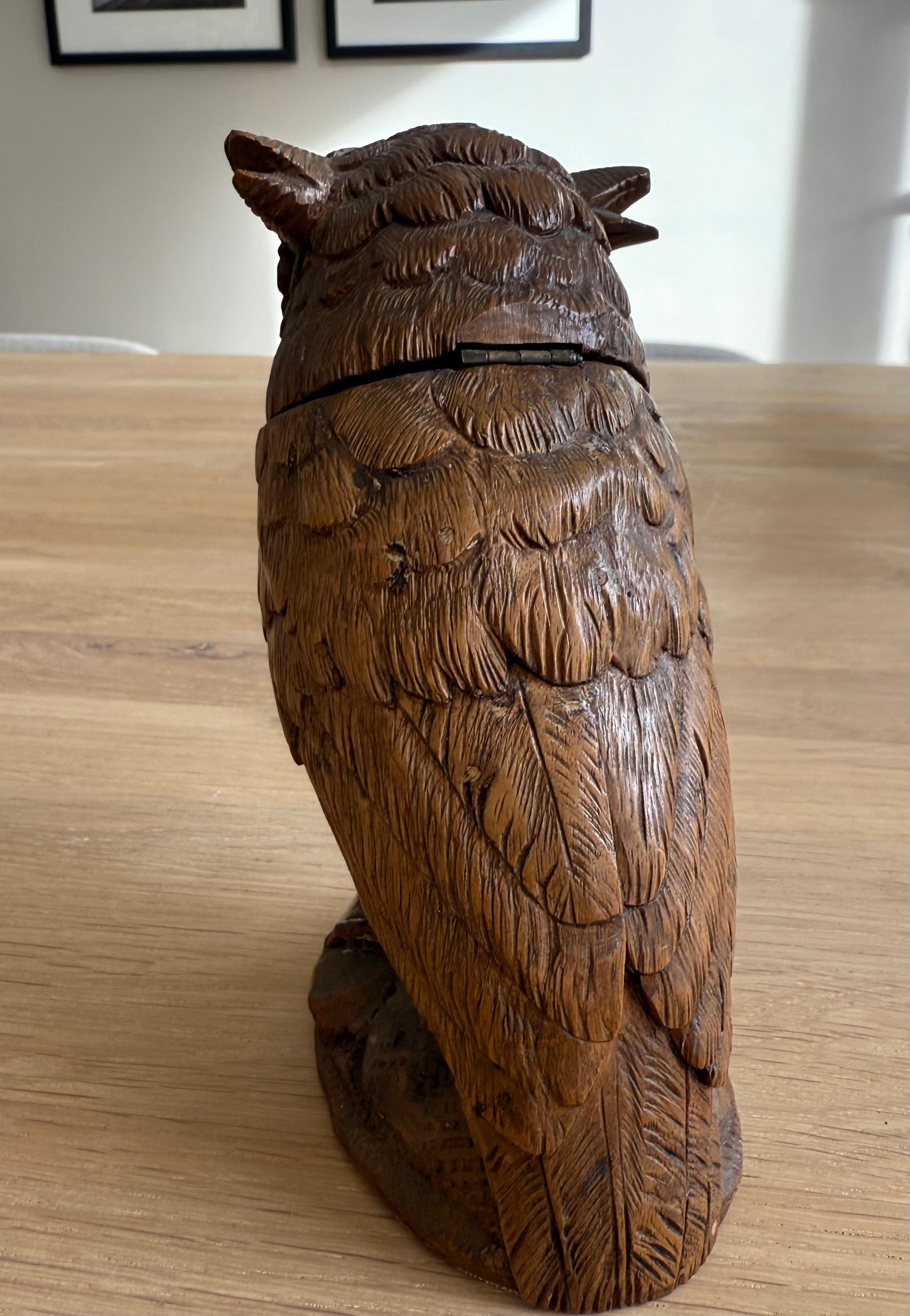 Encrier ancien en bois de noyer sculpté à la main avec des yeux en verre Pierce, vers 1900. en vente 3