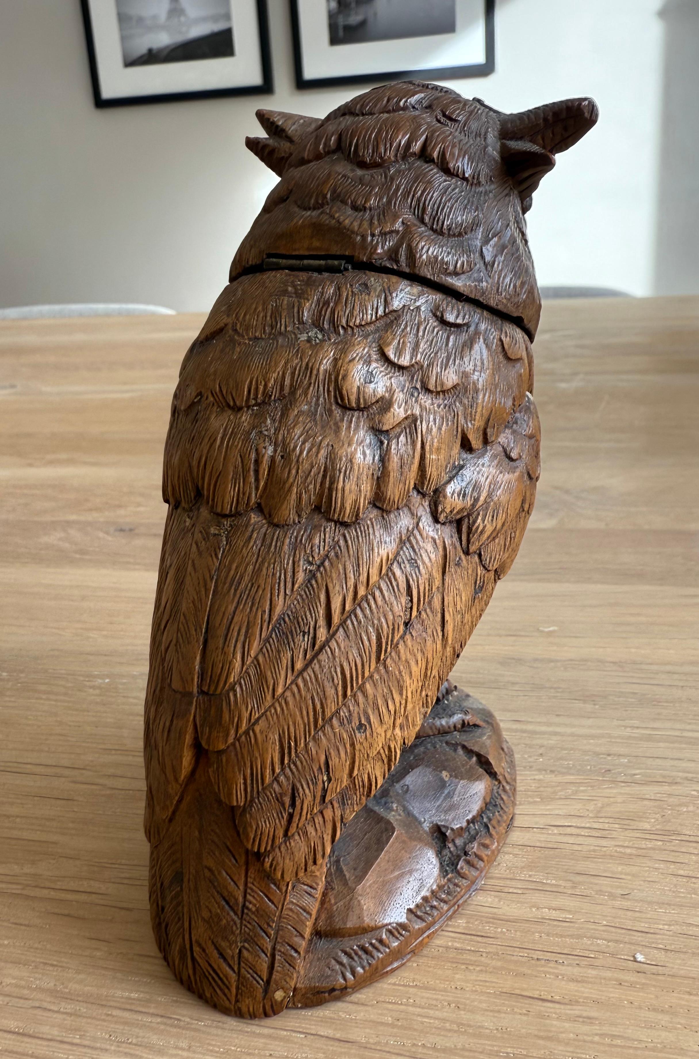 Encrier ancien en bois de noyer sculpté à la main avec des yeux en verre Pierce, vers 1900. en vente 4