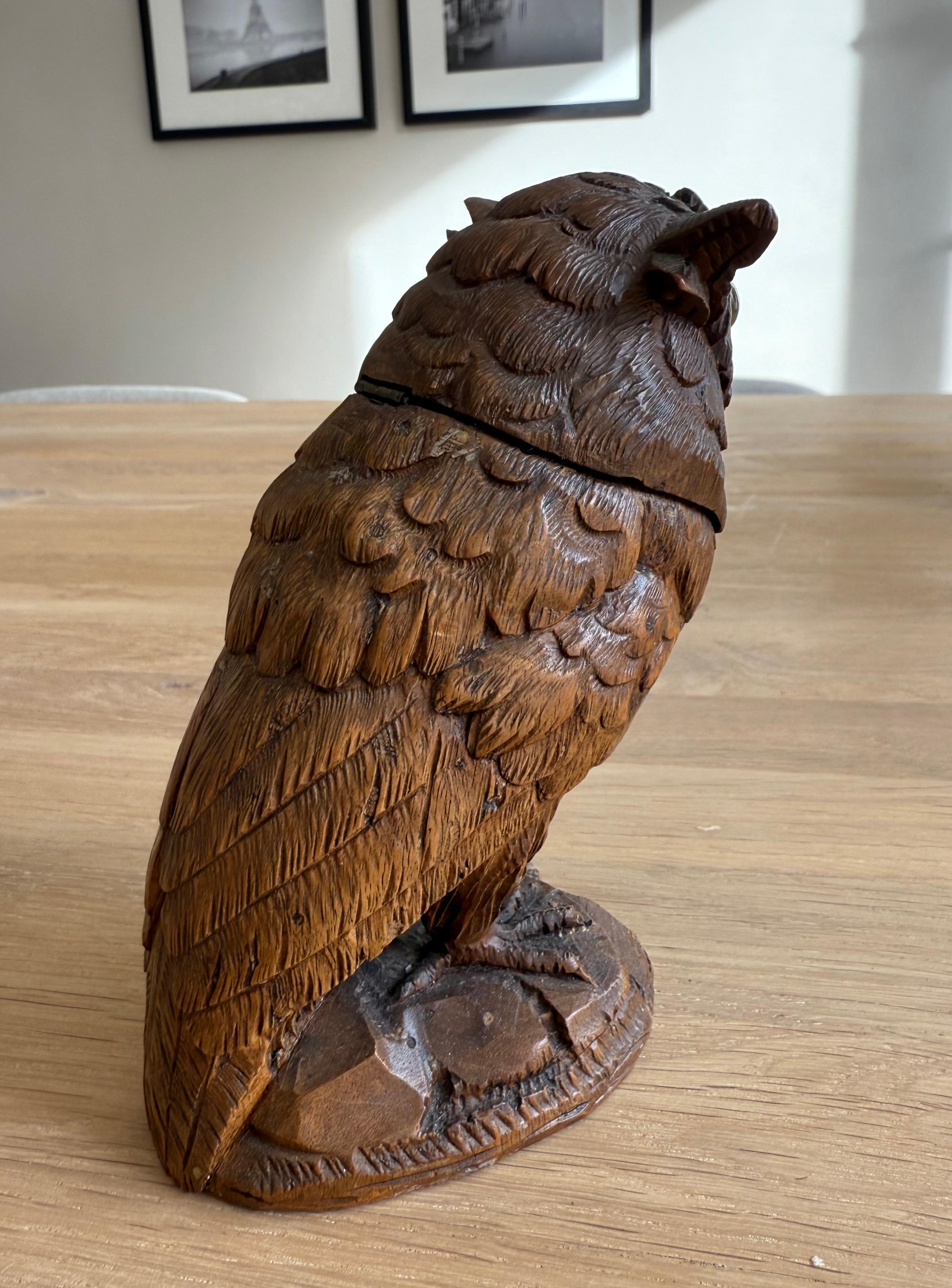 Encrier ancien en bois de noyer sculpté à la main avec des yeux en verre Pierce, vers 1900. en vente 5
