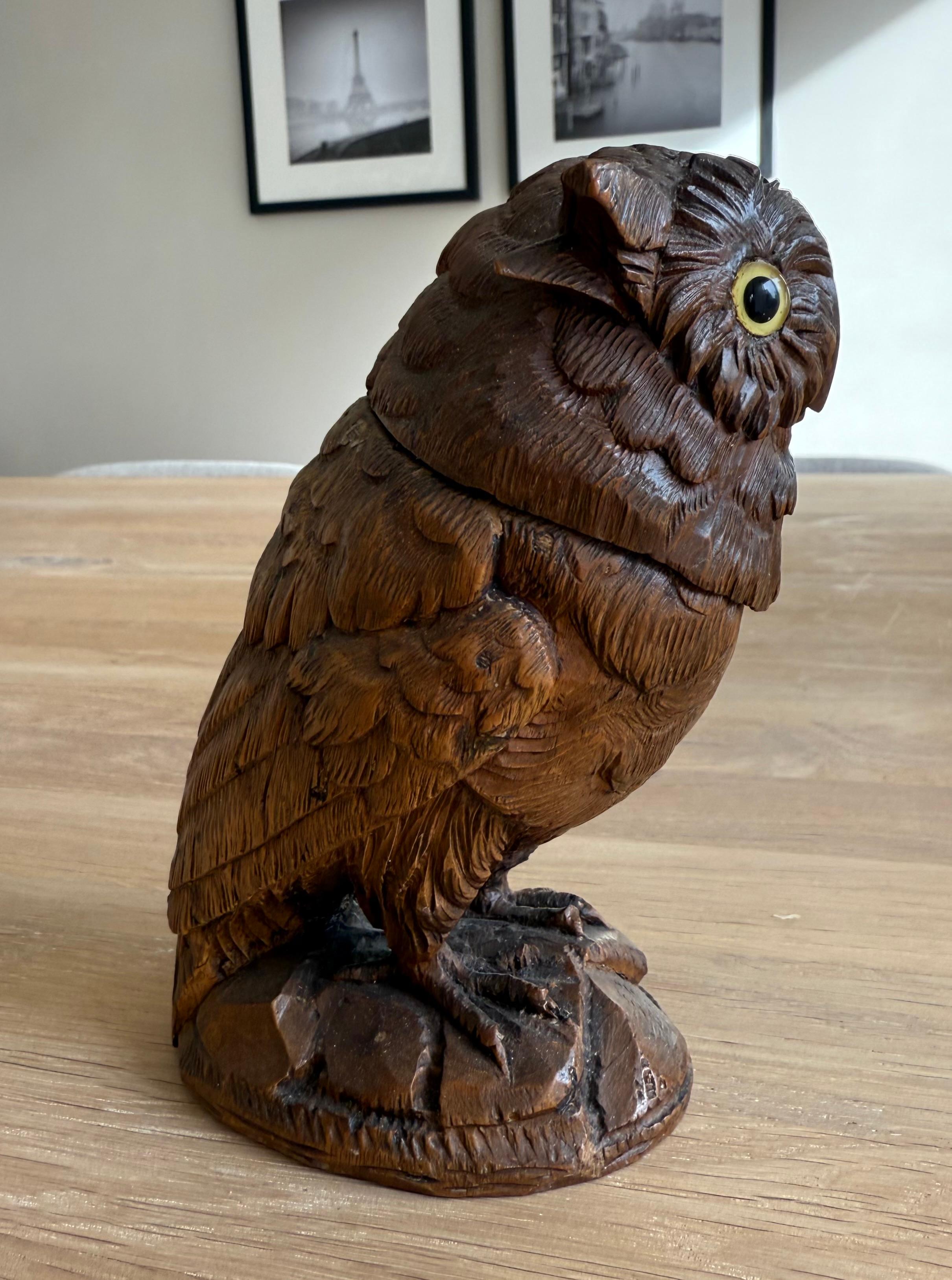 Encrier ancien en bois de noyer sculpté à la main avec des yeux en verre Pierce, vers 1900. en vente 7