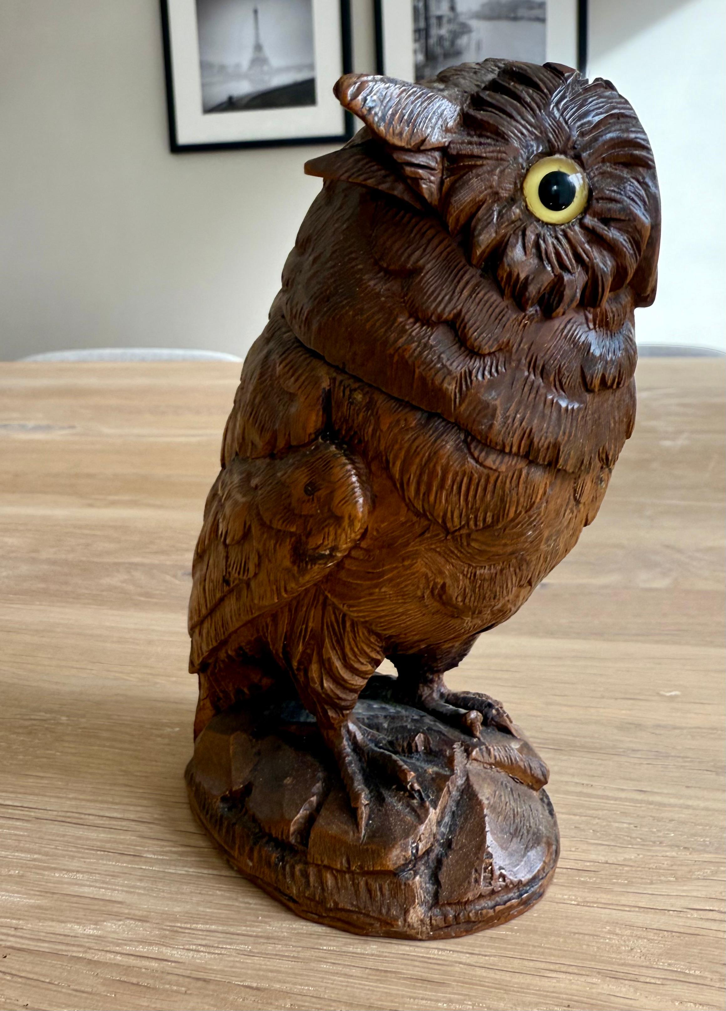 Encrier ancien en bois de noyer sculpté à la main avec des yeux en verre Pierce, vers 1900. en vente 8