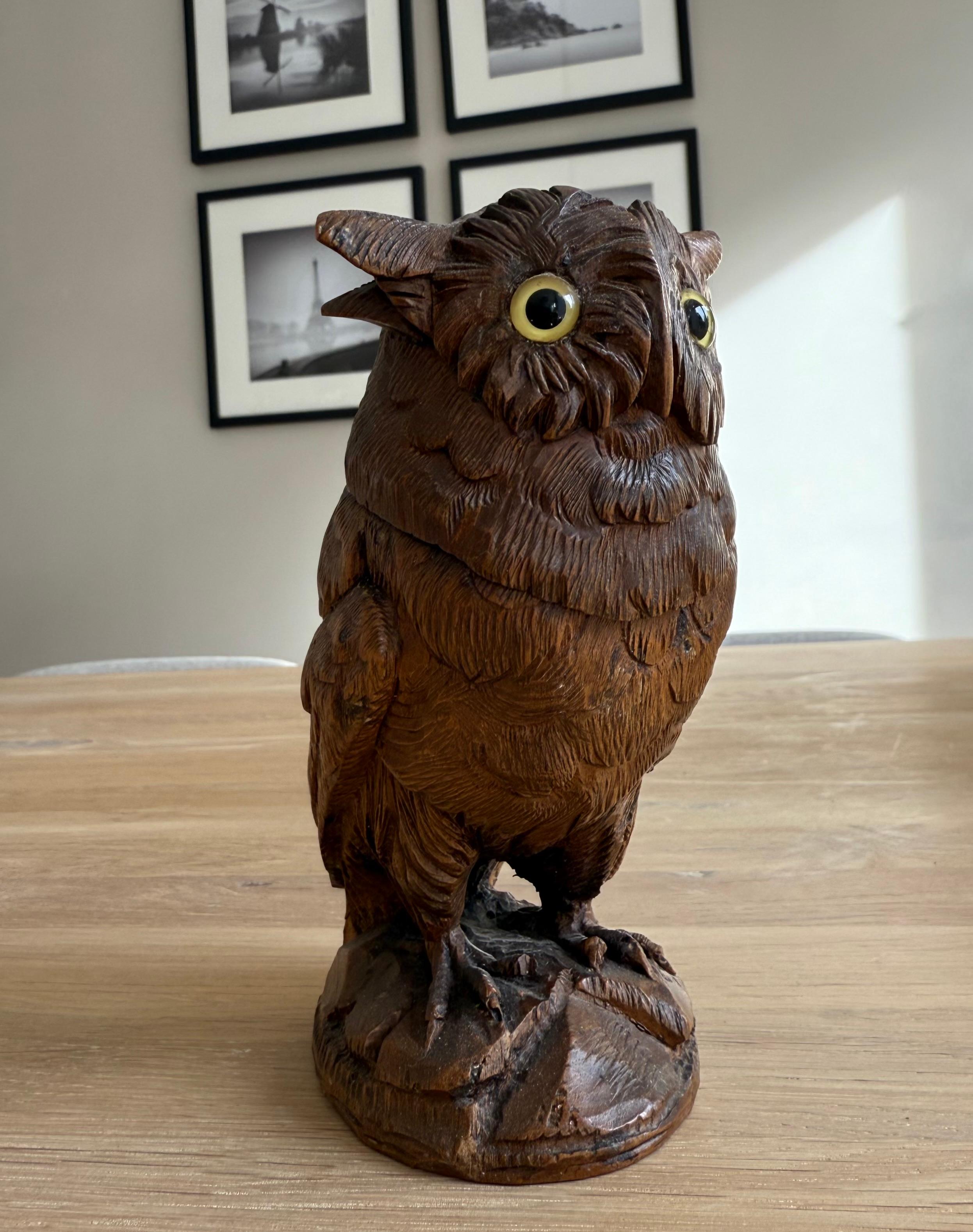 Suisse Encrier ancien en bois de noyer sculpté à la main avec des yeux en verre Pierce, vers 1900. en vente