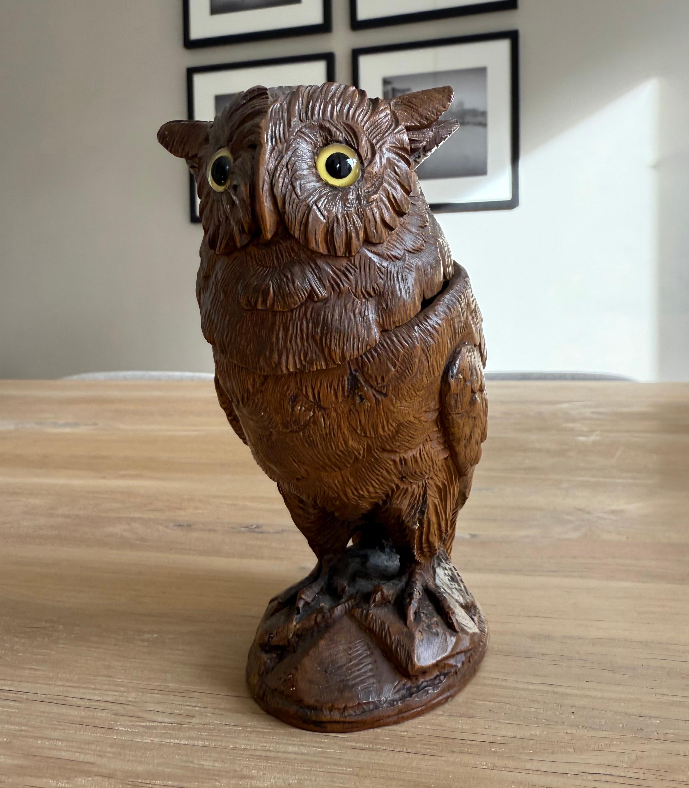 Sculpté Encrier ancien en bois de noyer sculpté à la main avec des yeux en verre Pierce, vers 1900. en vente