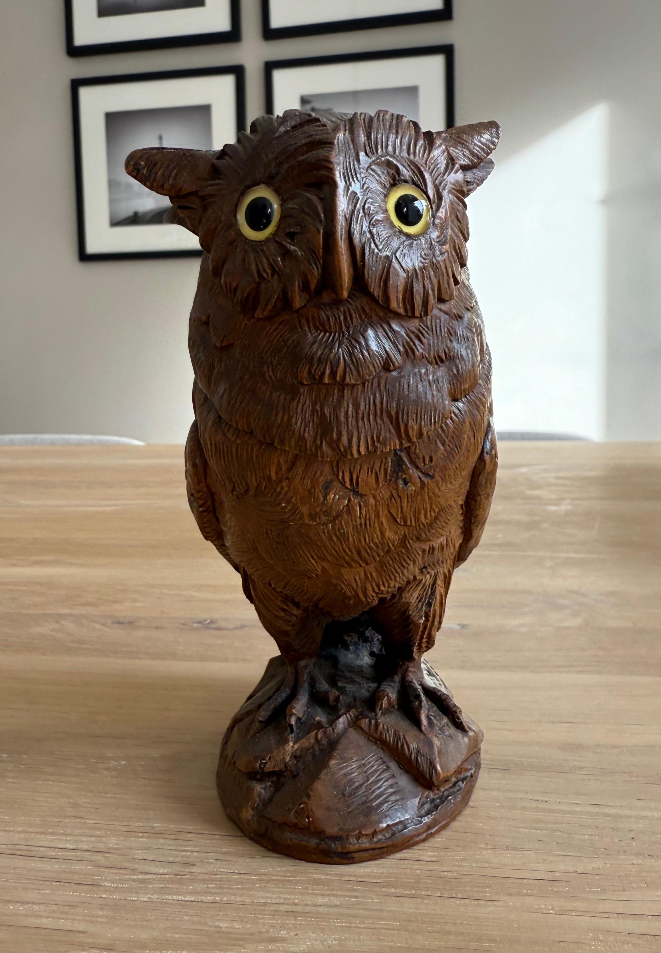 Encrier ancien en bois de noyer sculpté à la main avec des yeux en verre Pierce, vers 1900. Bon état - En vente à Lisse, NL