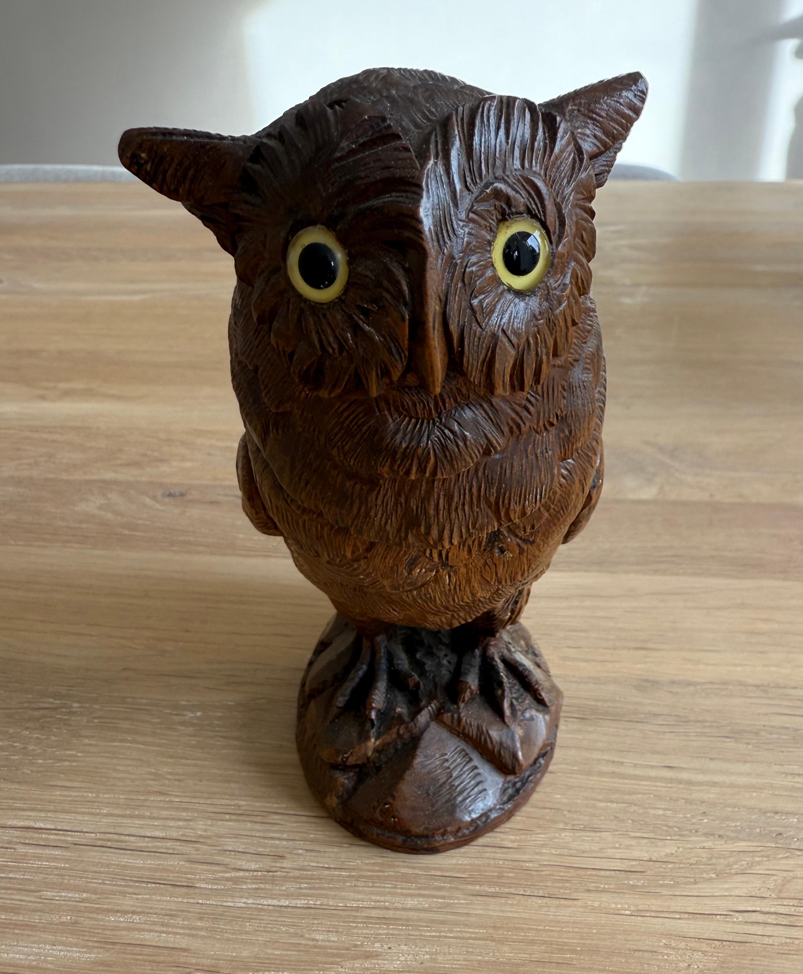 20ième siècle Encrier ancien en bois de noyer sculpté à la main avec des yeux en verre Pierce, vers 1900. en vente