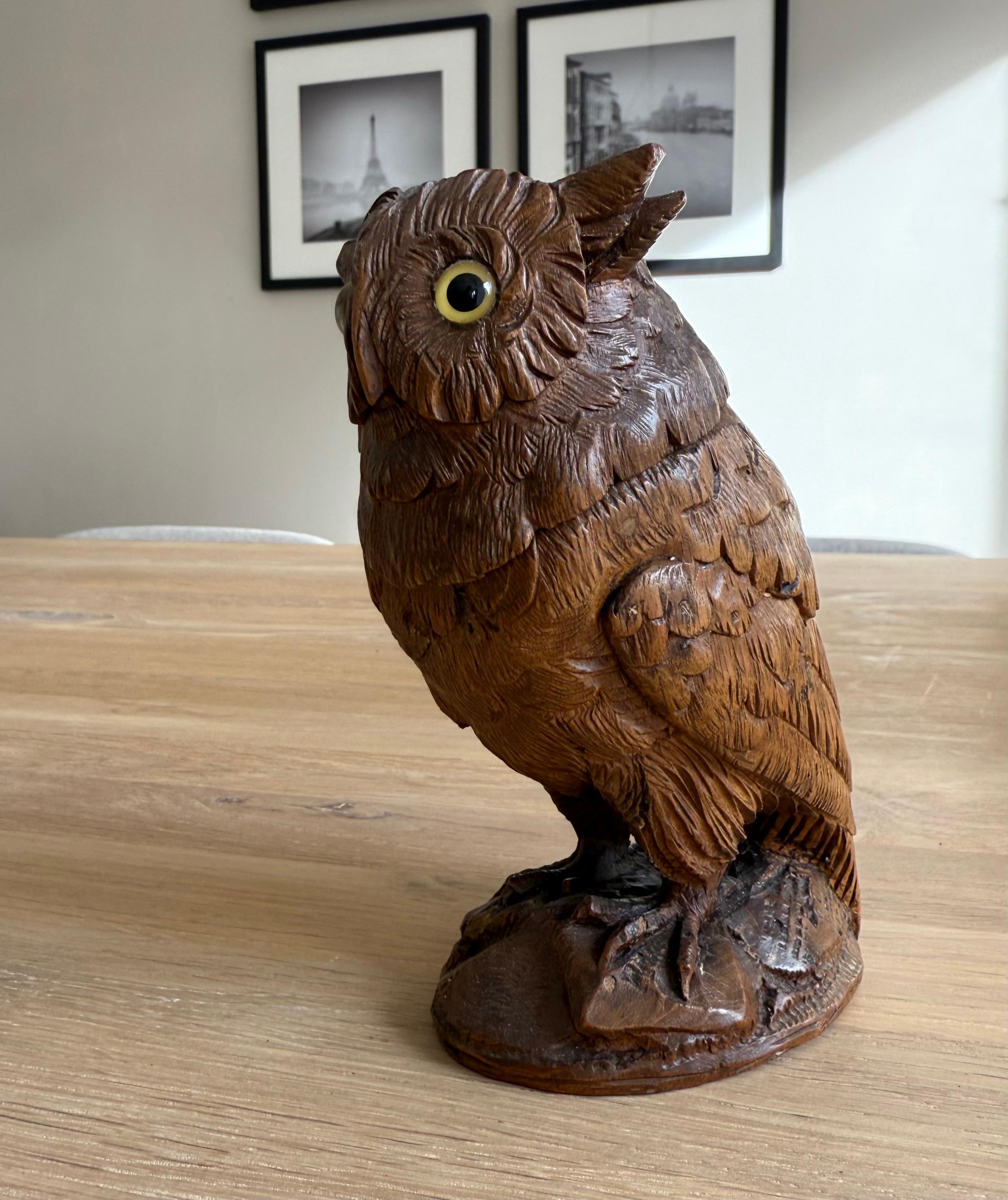 Verre Encrier ancien en bois de noyer sculpté à la main avec des yeux en verre Pierce, vers 1900. en vente