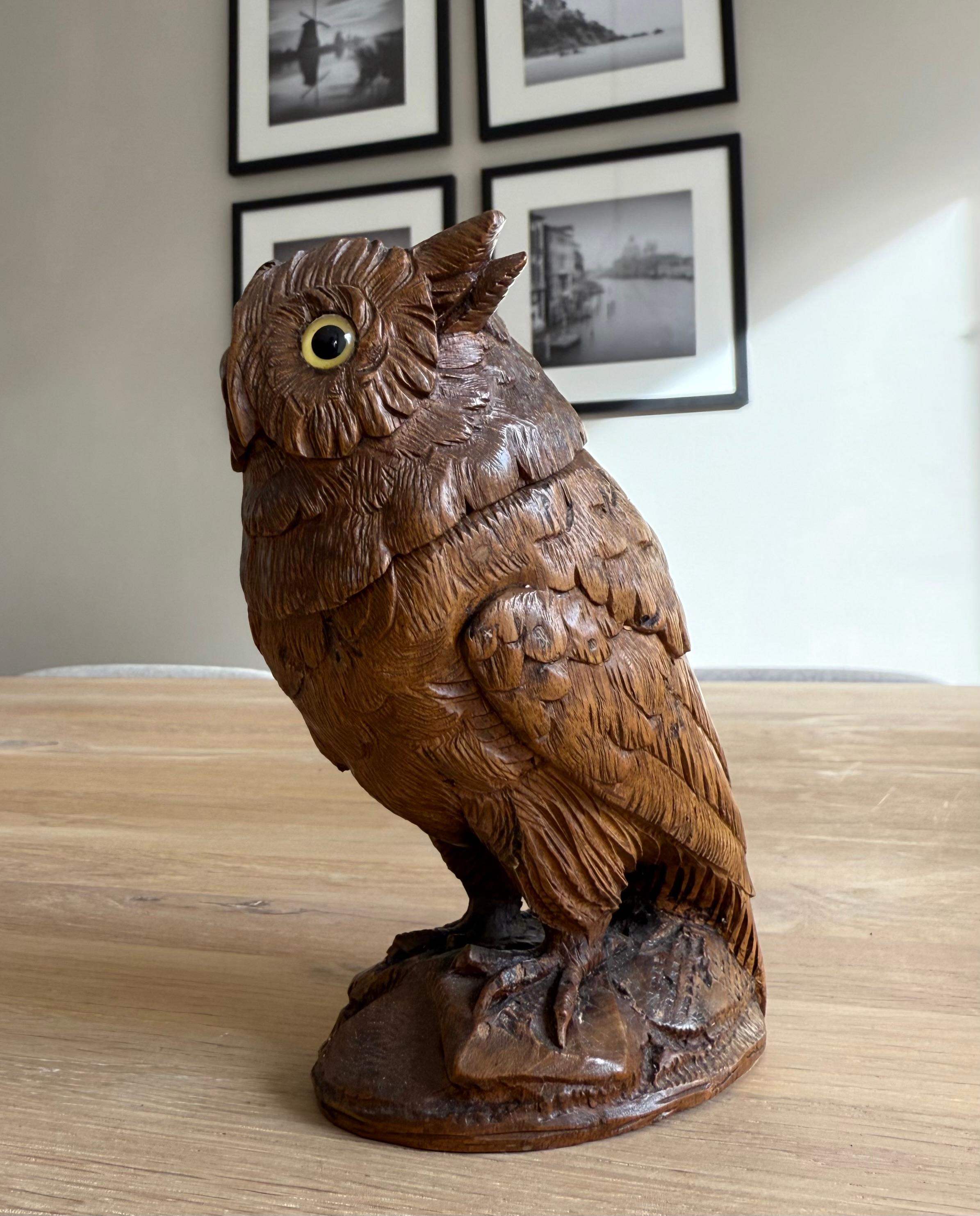 Encrier ancien en bois de noyer sculpté à la main avec des yeux en verre Pierce, vers 1900. en vente 1