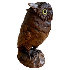 Encrier ancien en bois de noyer sculpté à la main avec des yeux en verre Pierce, vers 1900.