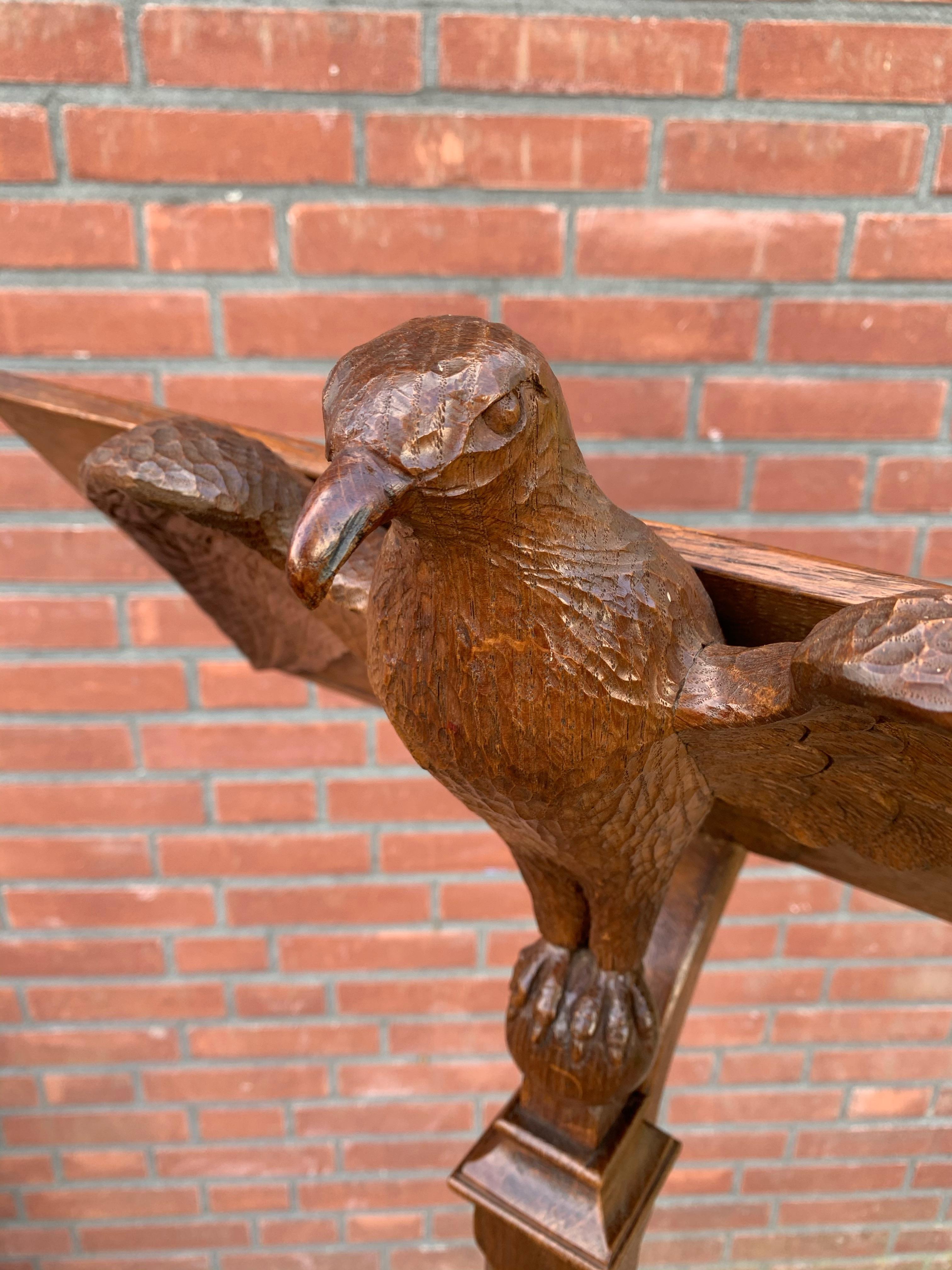 Ancienne sculpture d'aigle en chêne sculptée à la main, support de Bible d'église ou lutrin de Saint John. 2