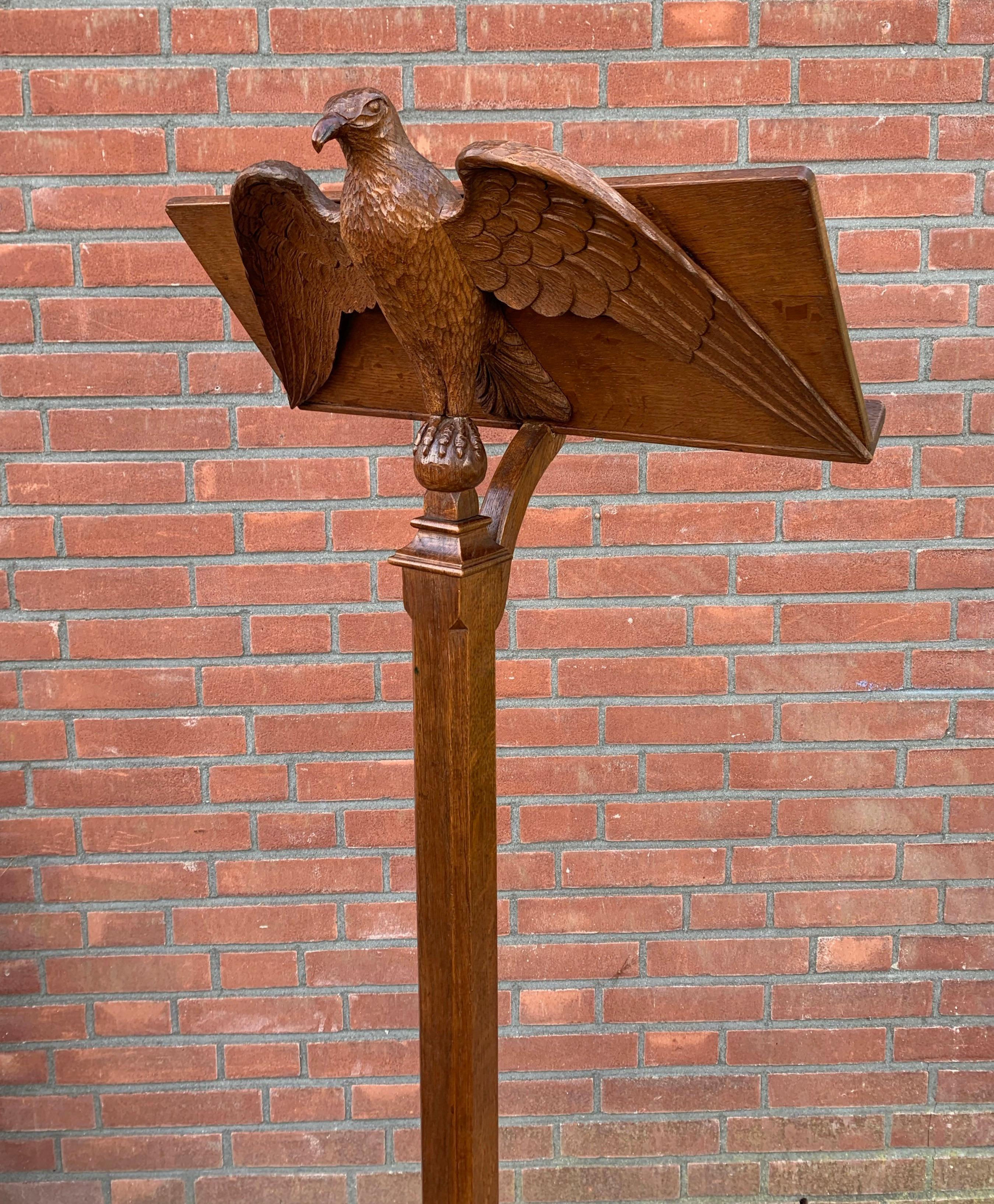 Ancienne sculpture d'aigle en chêne sculptée à la main, support de Bible d'église ou lutrin de Saint John. 4