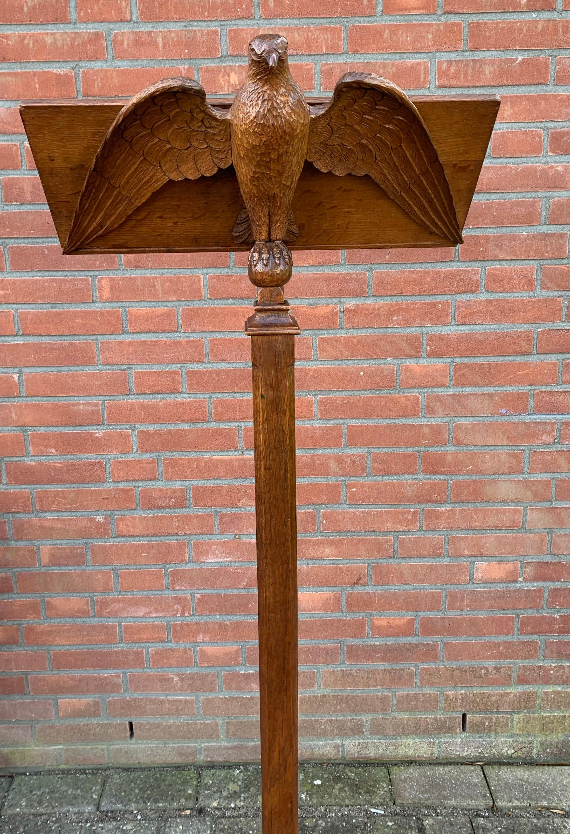 Ancienne sculpture d'aigle en chêne sculptée à la main, support de Bible d'église ou lutrin de Saint John. 5