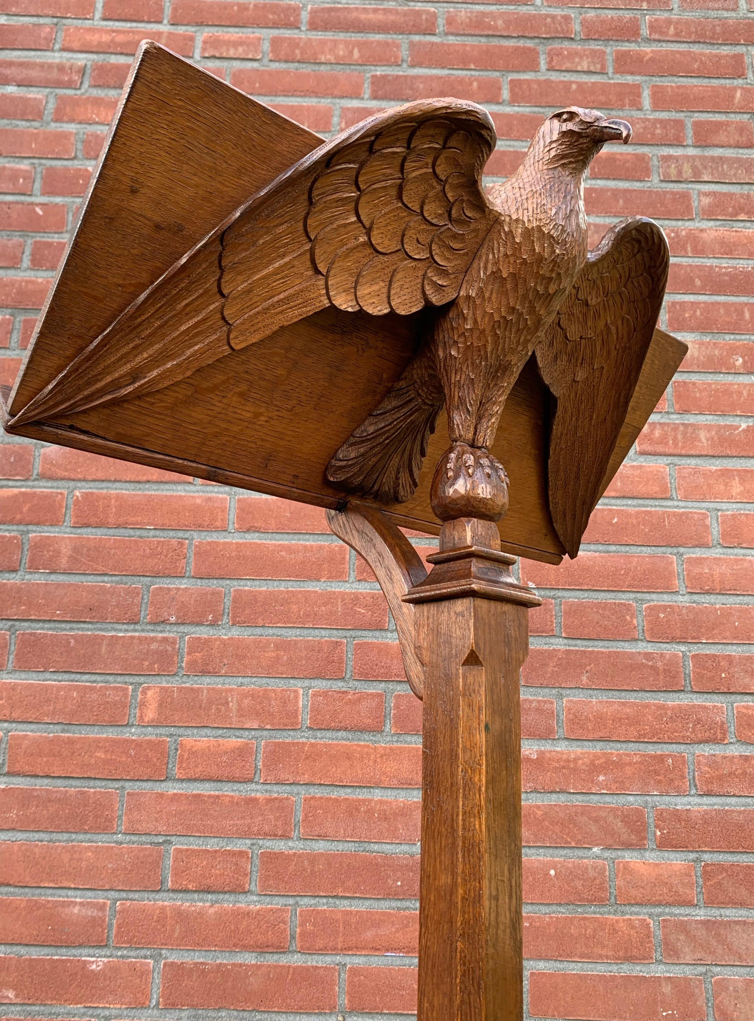 Ancienne sculpture d'aigle en chêne sculptée à la main, support de Bible d'église ou lutrin de Saint John. 7