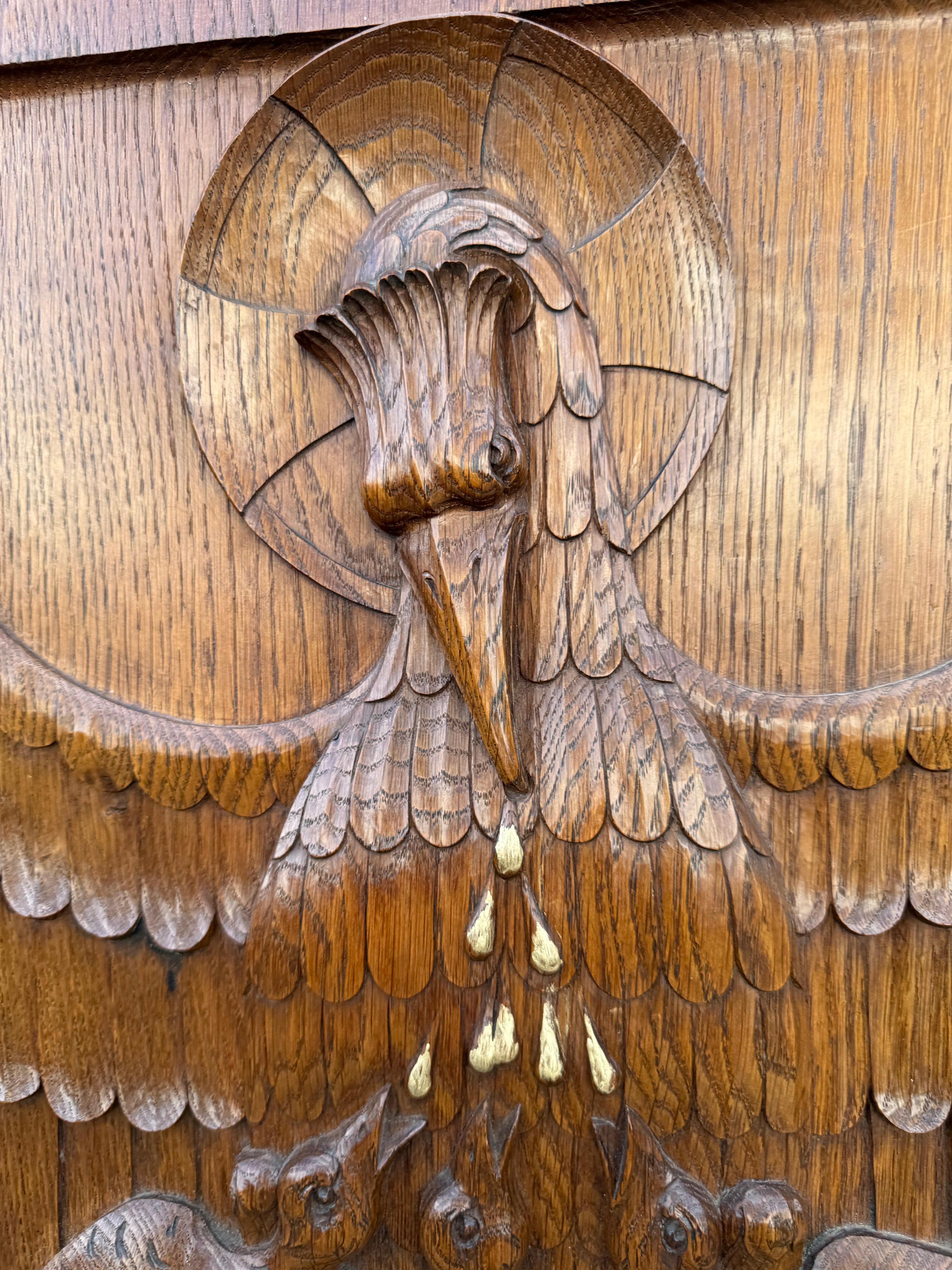 Antico pannello gotico intagliato a mano in Oak, Pellicano che si nutre, simbolo di Cristo (1927) in vendita 2