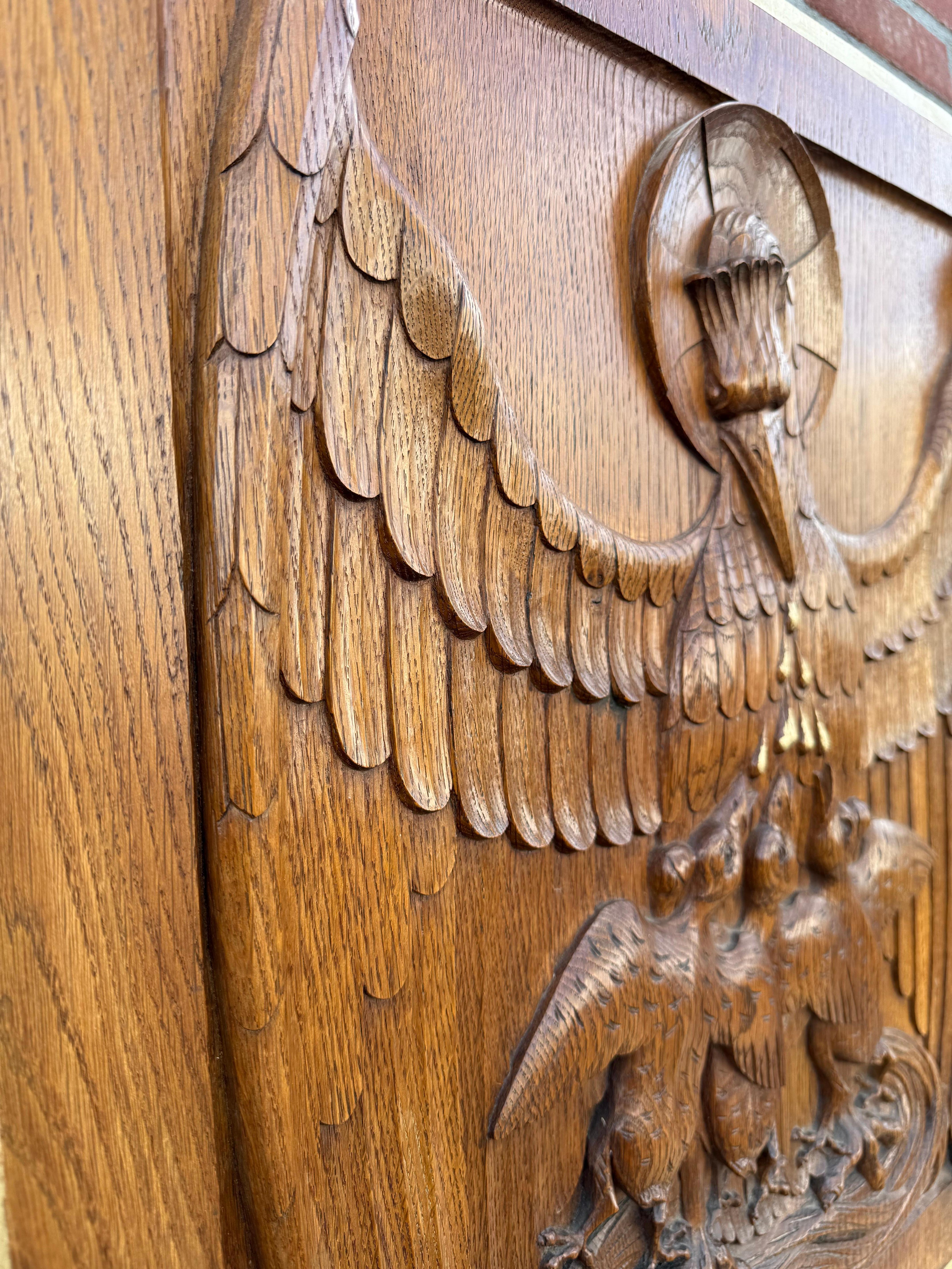 Antico pannello gotico intagliato a mano in Oak, Pellicano che si nutre, simbolo di Cristo (1927) in vendita 4