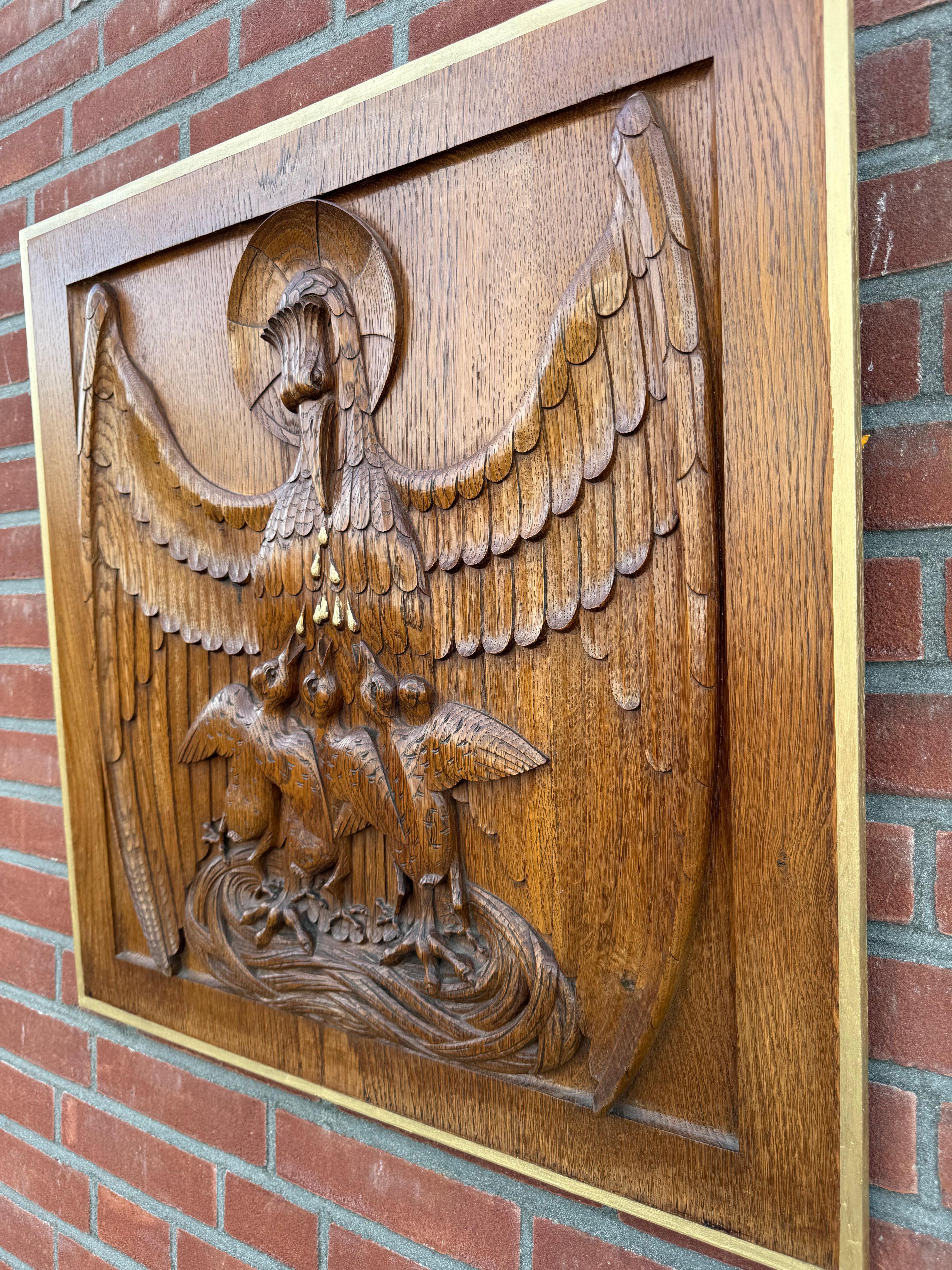 Antico pannello gotico intagliato a mano in Oak, Pellicano che si nutre, simbolo di Cristo (1927) in vendita 5