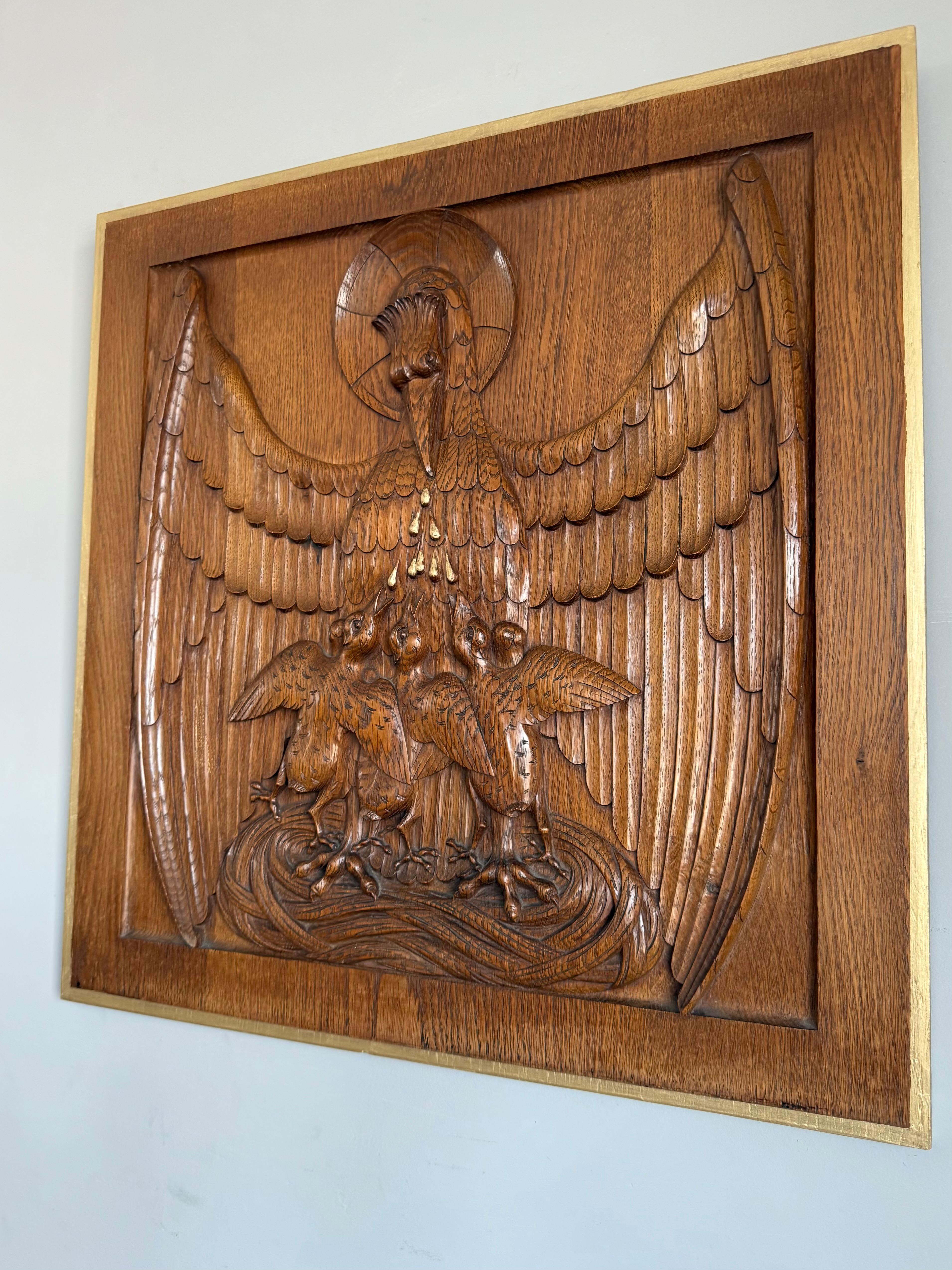 Antico pannello gotico intagliato a mano in Oak, Pellicano che si nutre, simbolo di Cristo (1927) in vendita 6