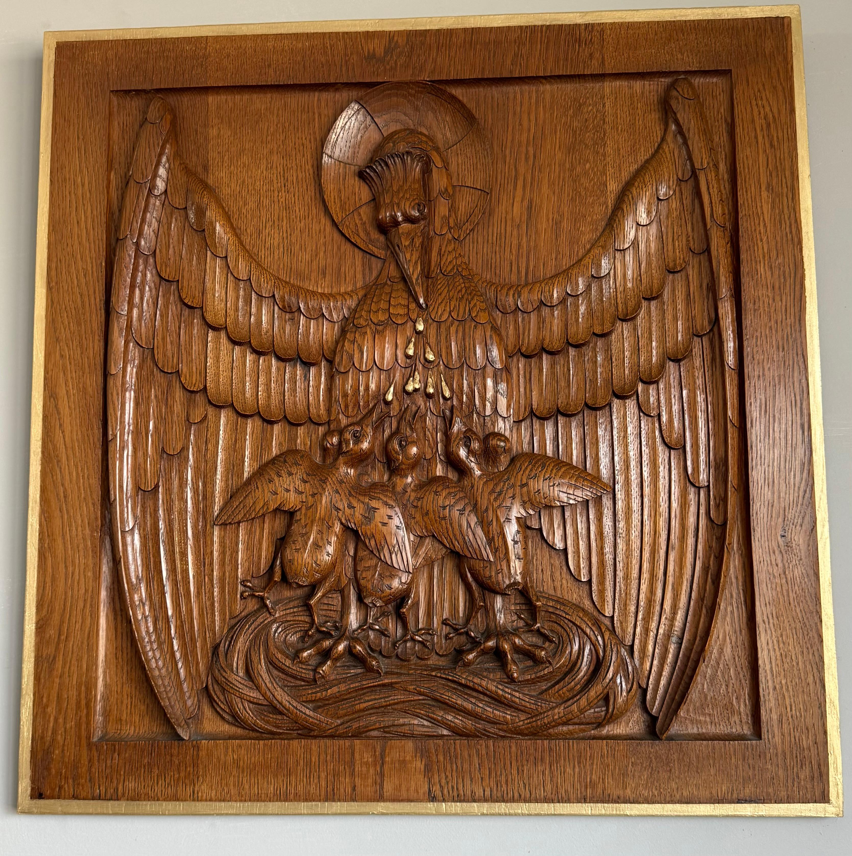 Antico pannello gotico intagliato a mano in Oak, Pellicano che si nutre, simbolo di Cristo (1927) in vendita 7