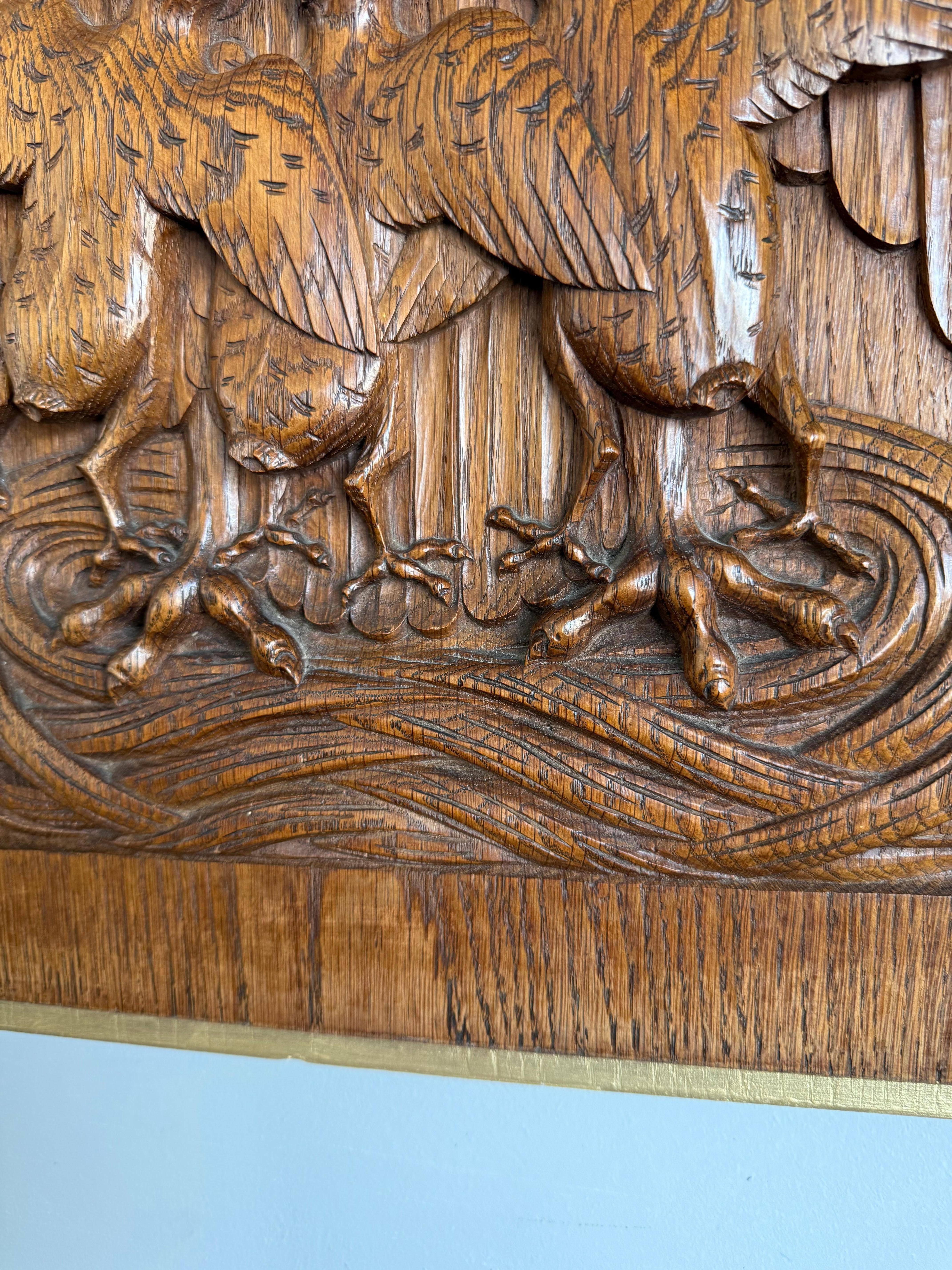 Antico pannello gotico intagliato a mano in Oak, Pellicano che si nutre, simbolo di Cristo (1927) in vendita 8