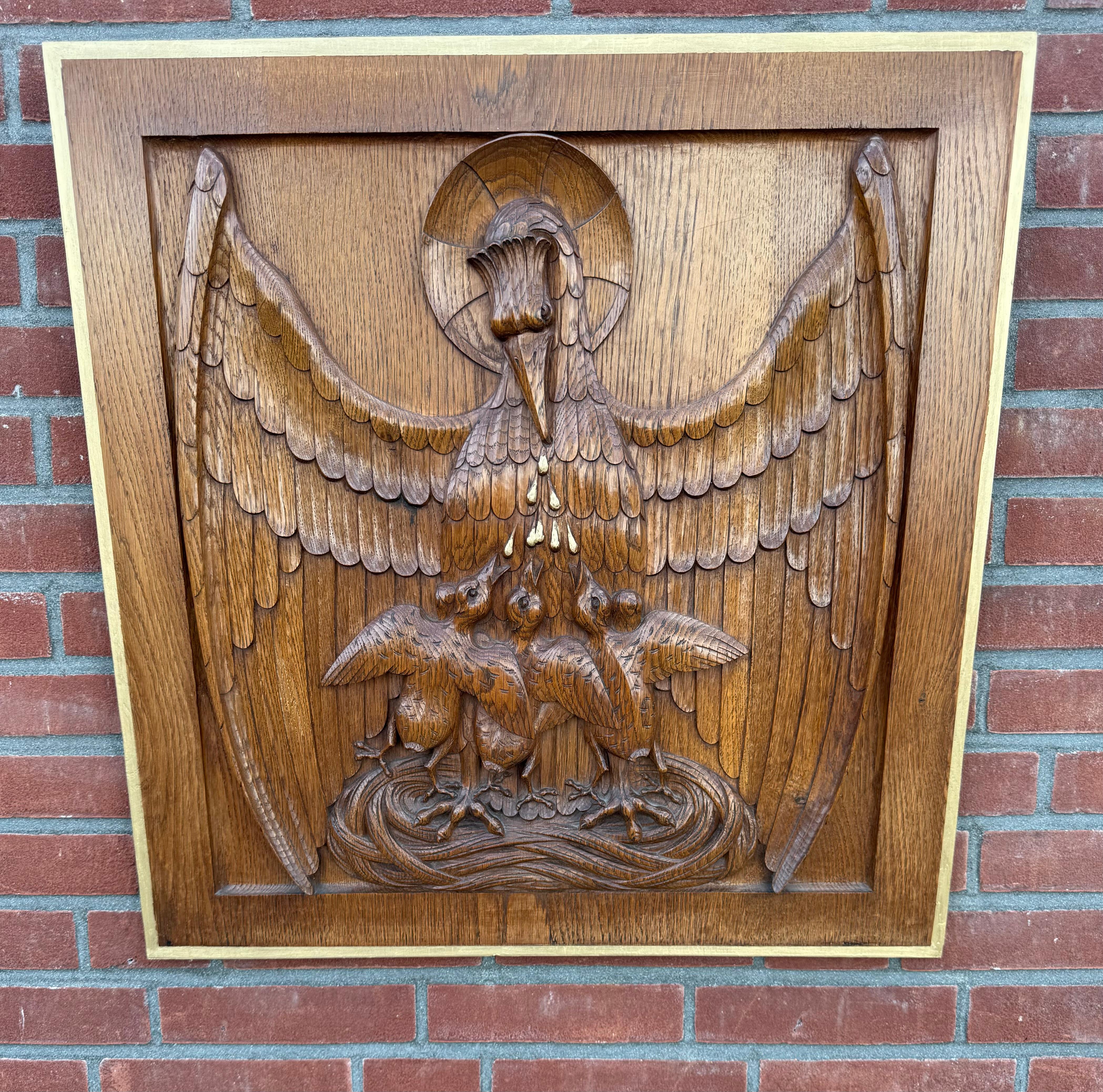 


Questo magnifico pannello religioso da parete in legno massiccio di Oak, in profondo rilievo con un bordo dorato, è stato realizzato nel 1927 dal rinomato laboratorio Fa Jos. Thissen & Zn, Roermond, Paesi Bassi.

Il pellicano che si nutre è uno