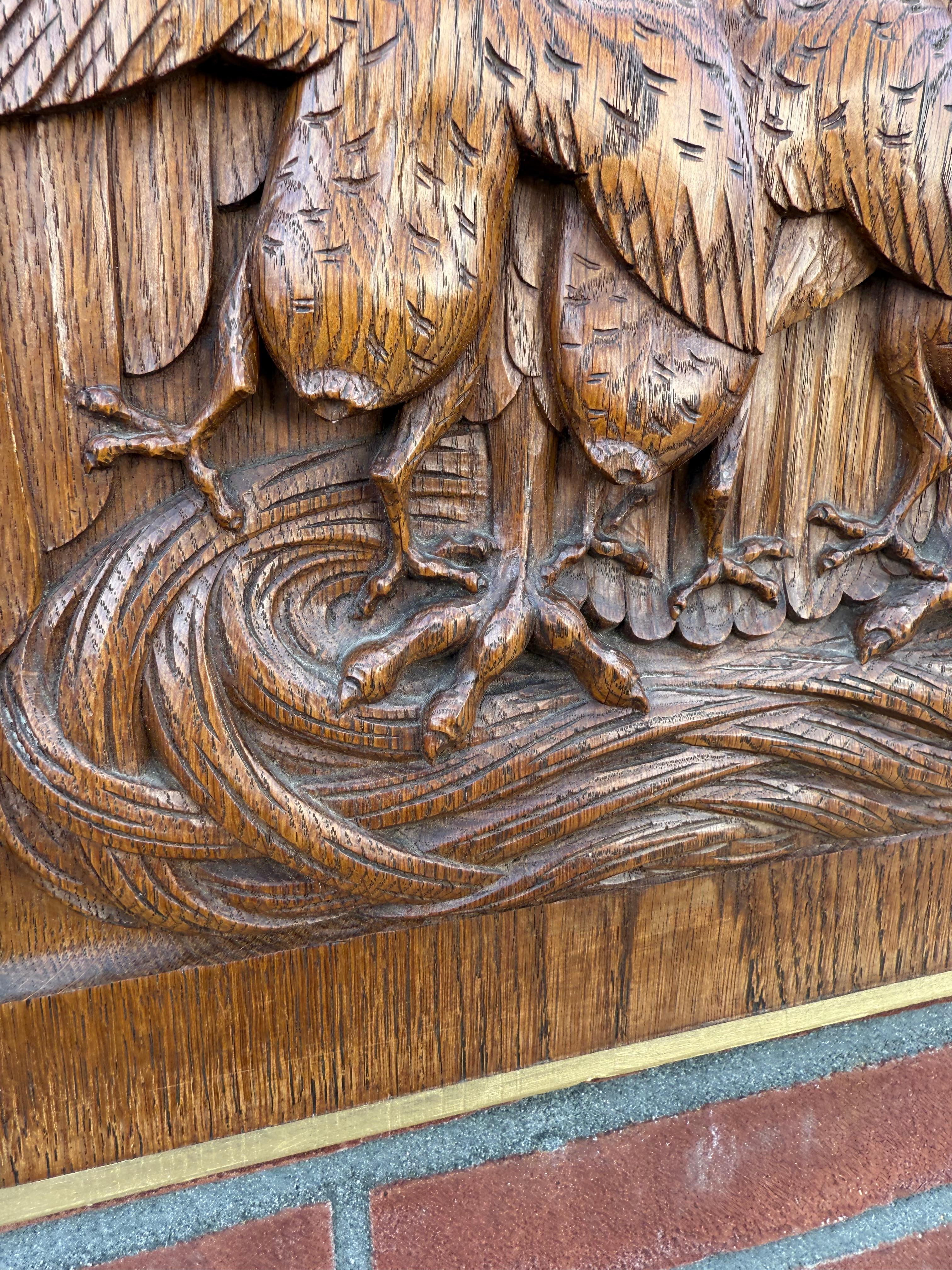 Neogotico Antico pannello gotico intagliato a mano in Oak, Pellicano che si nutre, simbolo di Cristo (1927) in vendita
