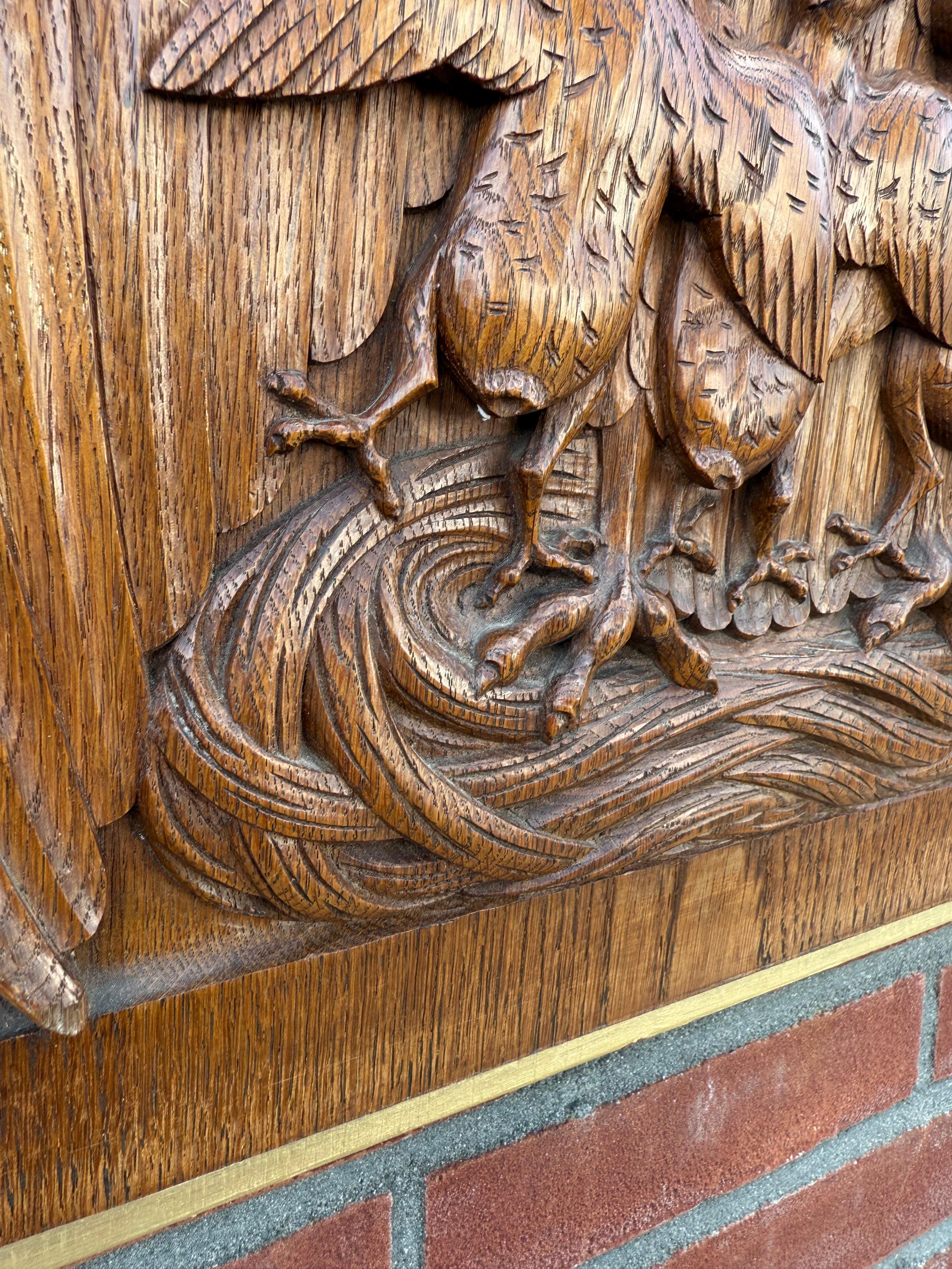Europeo Antico pannello gotico intagliato a mano in Oak, Pellicano che si nutre, simbolo di Cristo (1927) in vendita