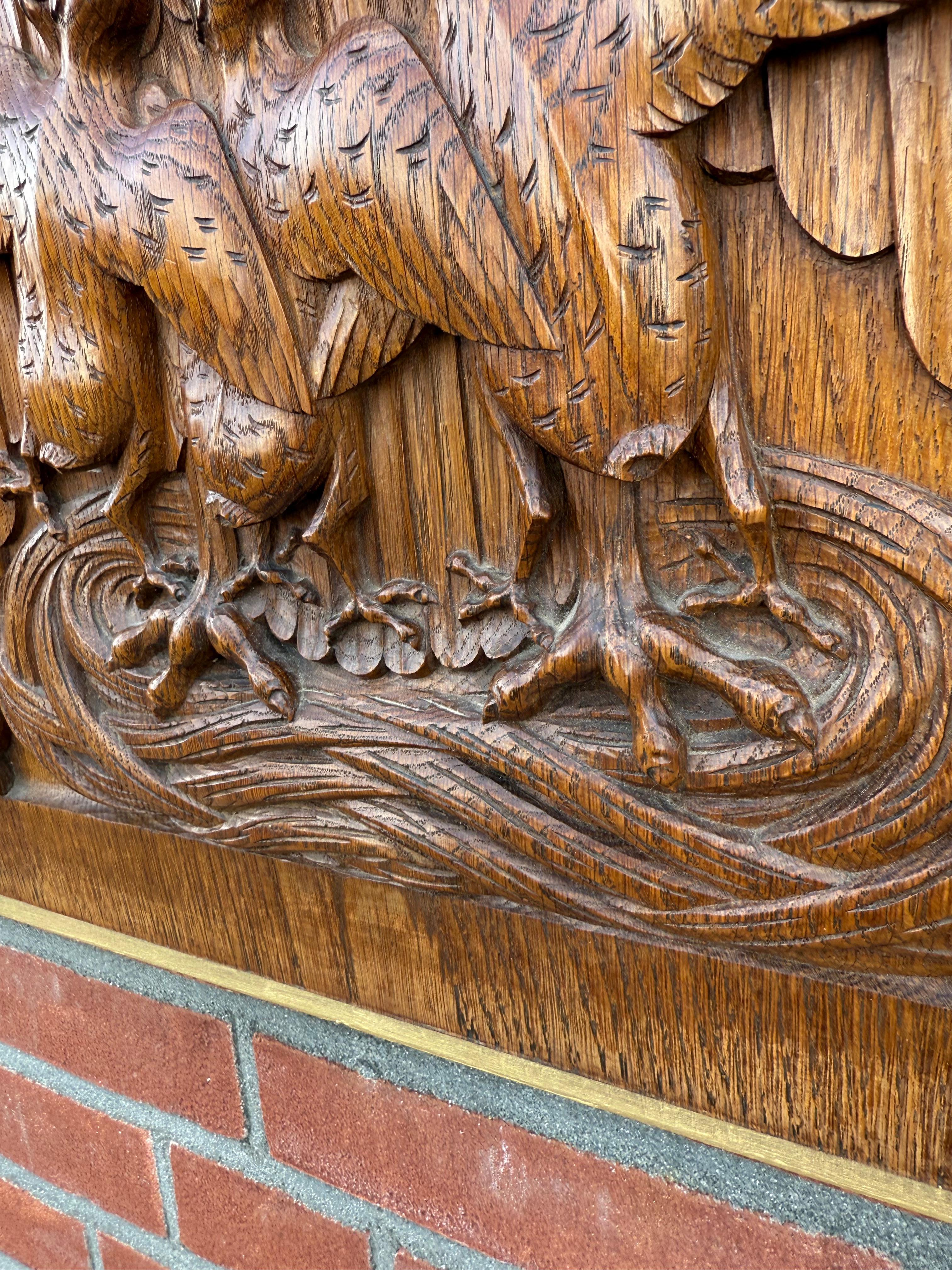 Antico pannello gotico intagliato a mano in Oak, Pellicano che si nutre, simbolo di Cristo (1927) In condizioni ottime in vendita a Lisse, NL