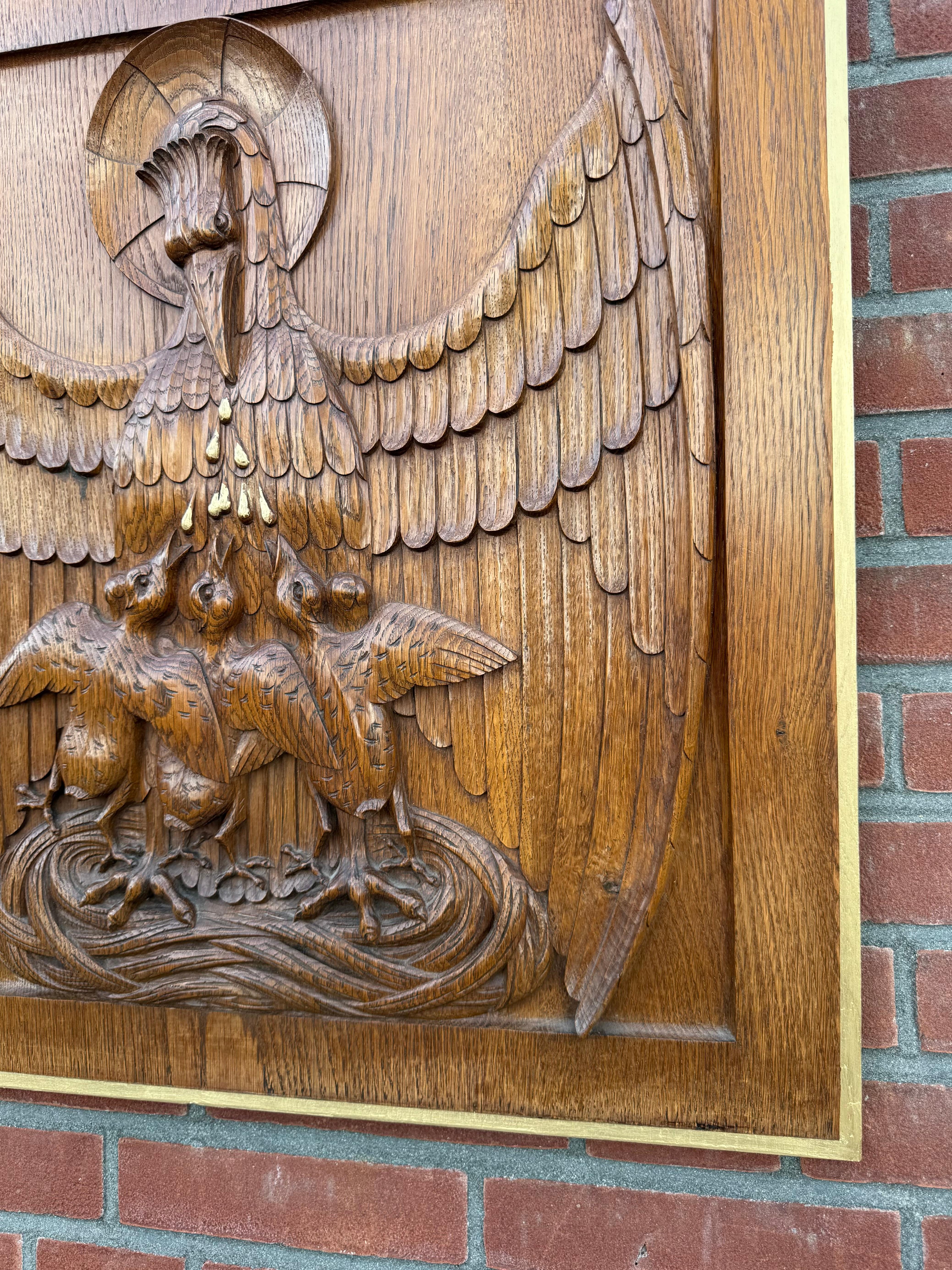 XX secolo Antico pannello gotico intagliato a mano in Oak, Pellicano che si nutre, simbolo di Cristo (1927) in vendita