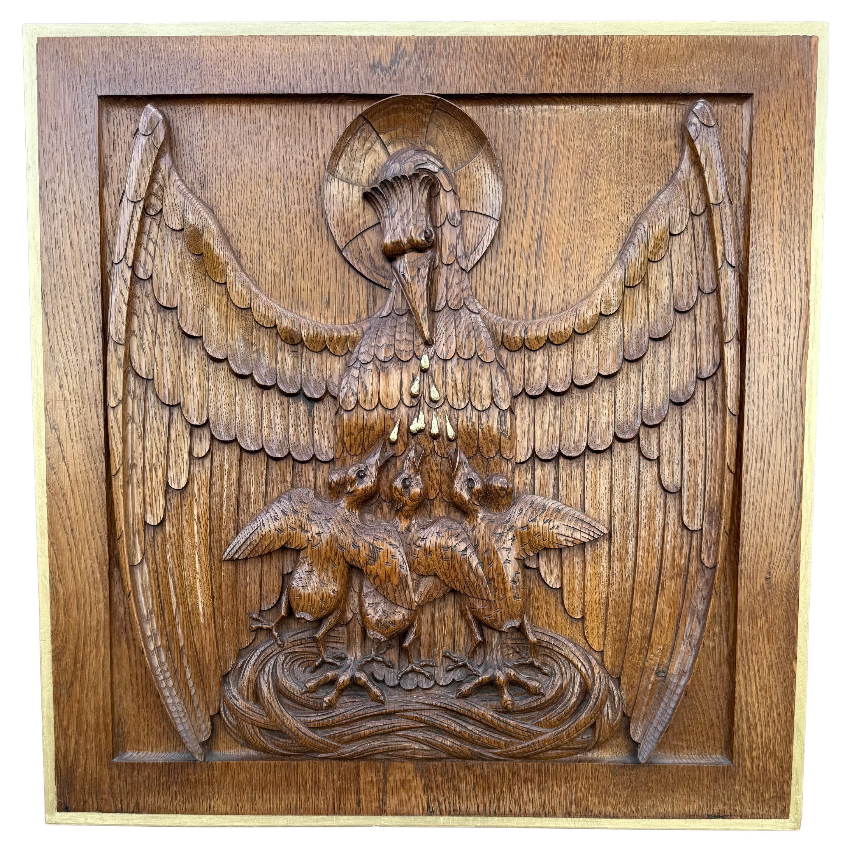 Antico pannello gotico intagliato a mano in Oak, Pellicano che si nutre, simbolo di Cristo (1927) in vendita